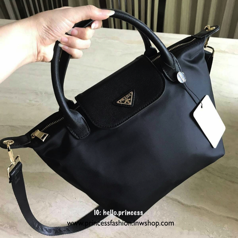 PRADA NYLON BAG WITH ZIP กระเป๋าถือหรือสะพายทรงสวย วัสดุ nylon เนื้อหนา ขนาดกำลังดี น้ำหนักเบา ดูแลรักษาง่าย เปิดปิดด้วยฝาปิด กระดุมแม่เหล็ก และช่องซิป ภายในกว้างใส่ iPad ได้ มีช่องซิป และช่องเล็ก บุผ้าเนื้อดีลายแบรนด์ อะไหล่ทอง สายสะพายยาวถอด ปรับได้ fre