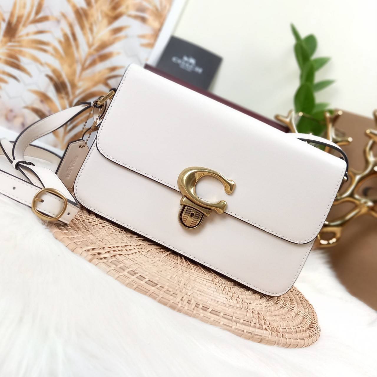 COACH STUDIO GLOVETANNED LEATHER SHOULDER BAG (C6641)🌺ห้ามพลาดเด็ดขาด!! สวยละมุน เรียบหรู ดูแพงสุดๆ!! //กระเป๋าถือ กระเป๋าสะพาย ดีไซน์เนี้ยบ! เฉียบมาก!// วัสดุหนังแท้ หนังเรียบเต็มใบ อยู่ทรง สวยมากๆ ดีเทลเรียบหรู ผู้ดีสุดๆ!// ด้านหน้าเปิด-ปิดด้วยต