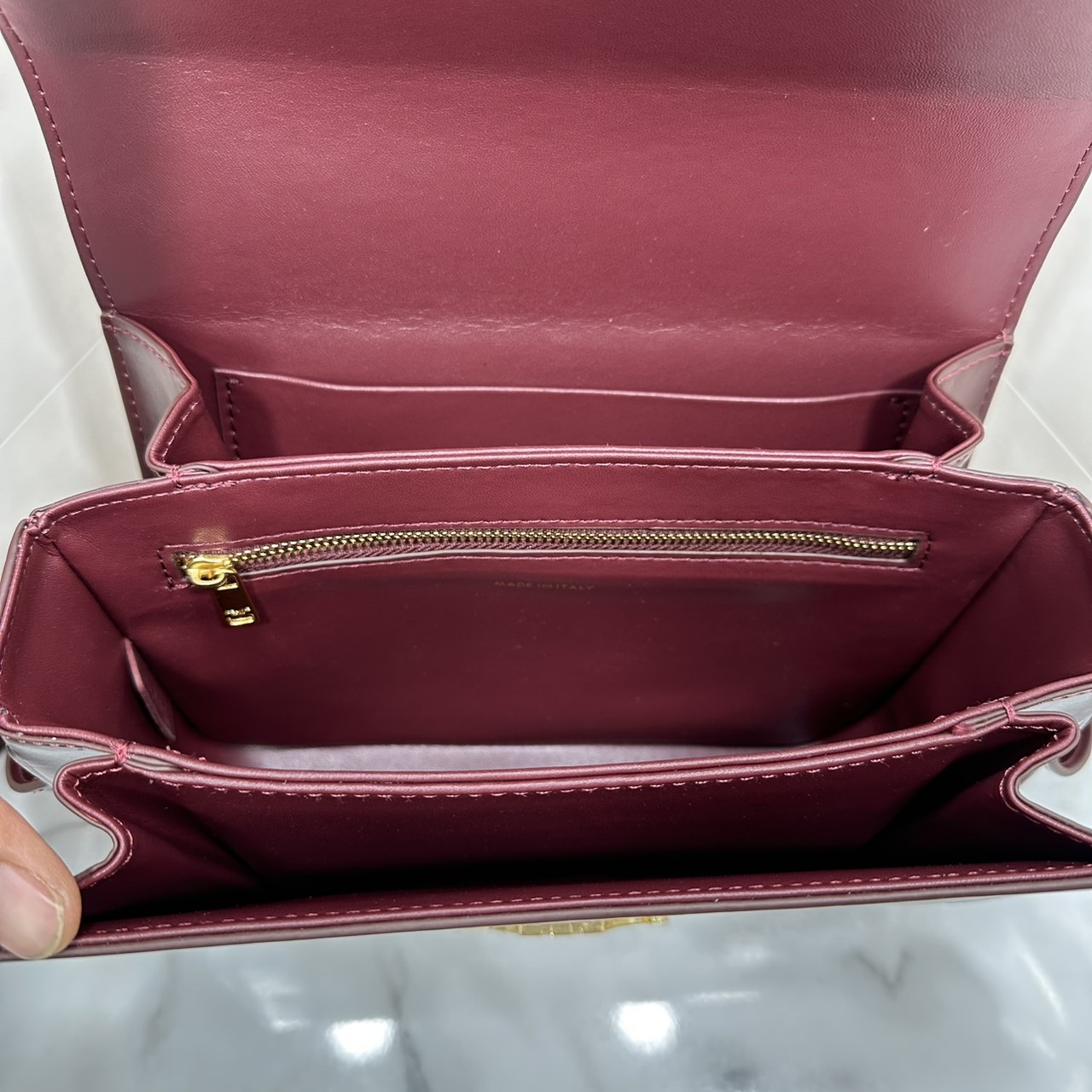 ORI หนังแท้ | 9" CELINE CLASSIQUE TRIOMPHE bag in natural leather กระเป๋าสะพายรุ่นยอดนิยม ด้วยรูปทรงสี่เหลี่ยมผืนผ้า ดีไซน์คล่องตัวถ่ายทอดให้เห็นถึงแก่นแท้ของสไตล์