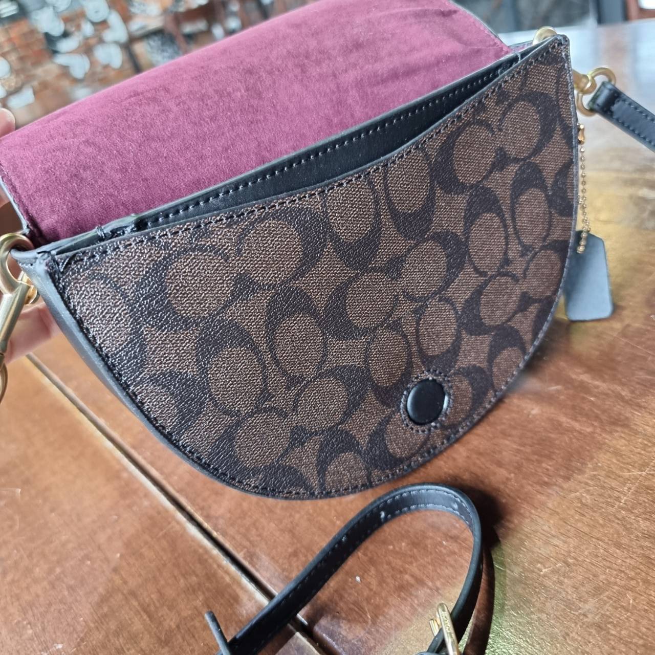 ของแท้ 💯% COACH C1430 ELLEN CROSSBODY IN SIGNATURE CANVAS กระเป๋าสะพายดีไซน์สุดเก๋ ดูดีไม่ซ้ำใคร ทรงสวยลายคลาสสิค วัสดุหนังแคนวาสเคลือบลาย