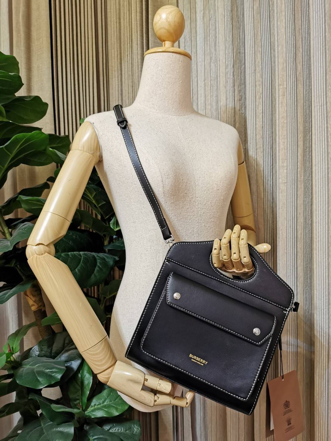 BURBERRY FRAGRANCES CROSSBODY BAG VIP GIFT WITH PURCHASE (GWP) พรีเมี่ยมกิ๊ฟ Limited Edition ใหม่ล่าสุดจาก BURBERRY PERFUME วัสดุหนังแท้ Calf Skin ทรงเหลี่ยม ดีไซน์สวยหรูอยู่ทรง ด้านหน้ามีช่องใส่ของ ภายในโล่งกว้าง มีช่องซิปแบรนด์ สามารถใส่กระเป๋าสตางค์ใบย