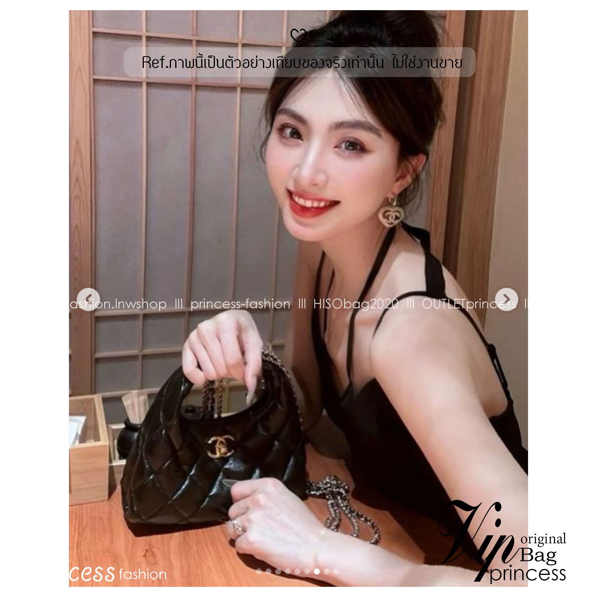 CHANEL Mini Hobo Bag น่ารักแบบตะโกนมาจ้าแม่ กระเป๋ามินิทรงโฮโบ บอกเลยว่าใบนี้สวยและโดดเด่นมาก ด้วยสายโซ่สีทองอร่ามมาแบบมัดรวม เพิ่มกิมมิกแบบถือด้วยตัวล็อกปิดอะไหล่สีทอง จะถือก็ Cute จะสพายก็ปัง เอาอยู่เลยค่า สาวๆ ห้ามพลาดเชียวน้าา