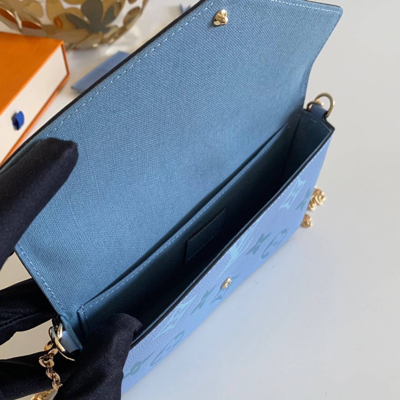 พรีเมี่ยมกิ๊ฟแท้ 100% 】หนังแท้ Louis Vuitton crossbody bag 3in1 กระเป๋าสะพายทรงน่ารัก มีใบเล็กมาให้อีกสองใบ ใส่การ์ด ใบเหรียญ ใส่แบงค์ได้เยอะ ใส่iPhone pro max ได้สบาย