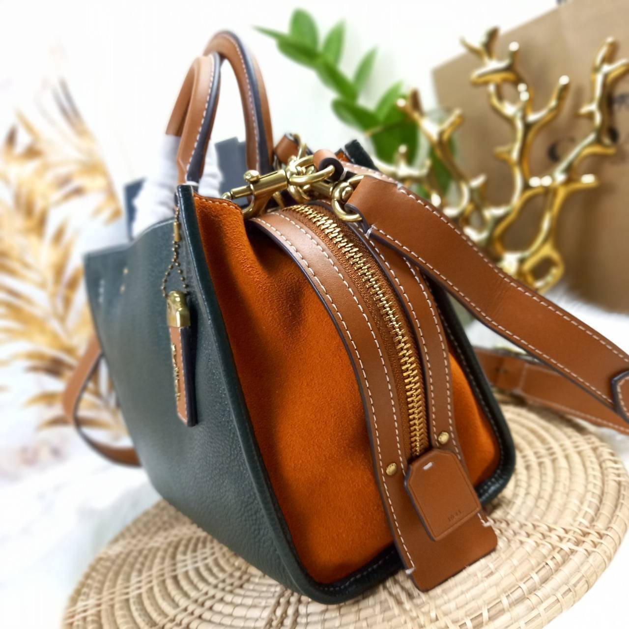 OUTLET 】COACH ROGUE 25 IN COLORBLOCK (C5575) ที่สุดแห่งความหรูหรา สุดคลาสสิค 🌺กระเป๋าหนังแท้คุณภาพเยี่ยม สัมผัสนิ่มละมุนจนต้องหลงรัก ด้านข้างเพิ่มความสวยเก๋ด้วยหนังกลับ อยู่ทรงสุดสวย น่าใช้ น่ามอง จนใครๆต้องเหลียวหลังตาม//ด้านในมี 2 ช่องกว้าง กับอ