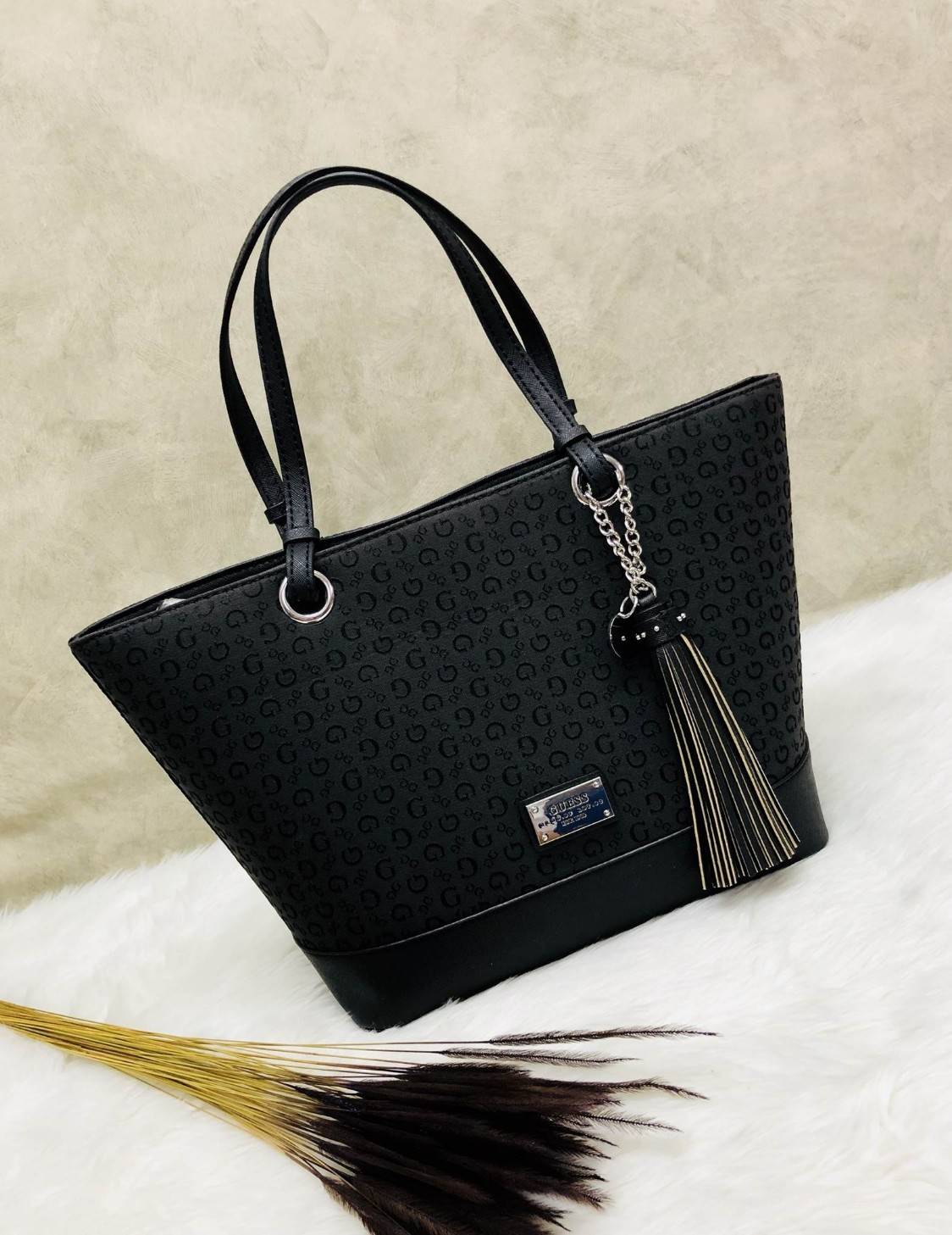 New !!! GUESS HANDBAG SHOULDER BAG พร้อมส่ง สินค้าเข้าใหม่ค่ะ!!!กระเป๋าถือและสะพายไหล่ วัสดุผ้าปักลาย G ทั้งใบค่ะ ด้านหน้าติดโลโก้แบรนด์หรู พร้อมห้อยพวงหนังยาวลงมาบอกเลยสวยมากๆค่ะเปิดปิดกระเป๋าแบบซิป กระเป๋าซับในลายแบรนด์ ภายในกระเป๋าแบ่งเป็นสองช่องใหญ่ใส