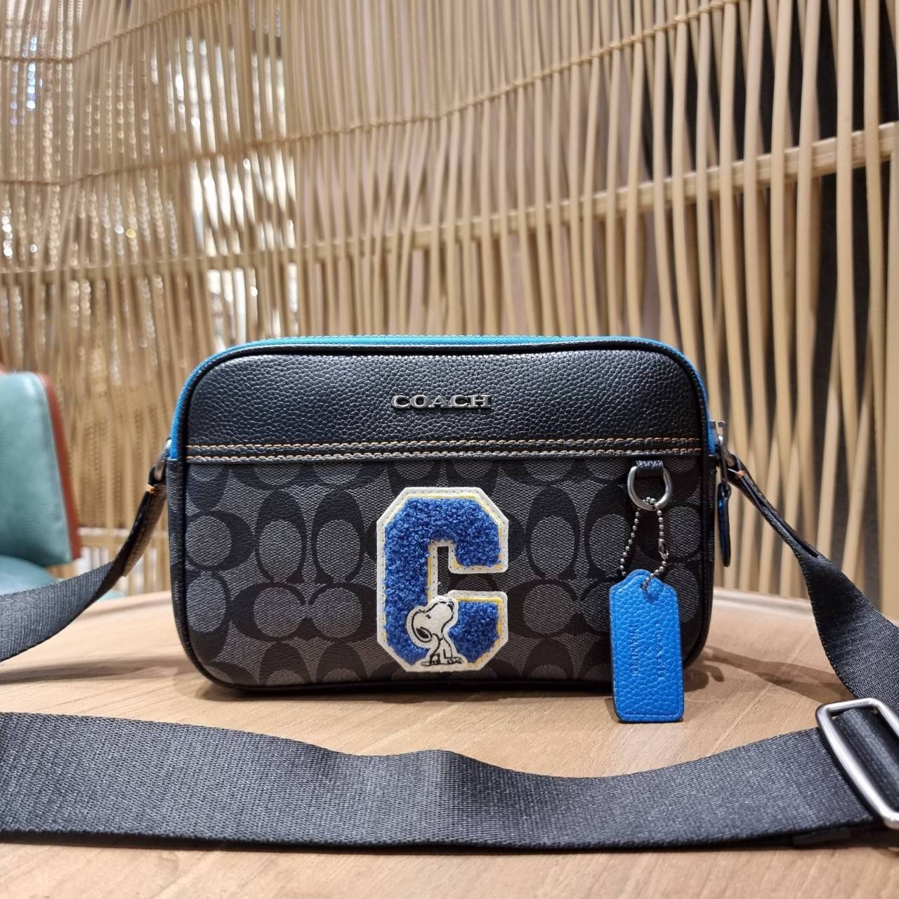 COACH C4027 COACH x PEANUTS GRAHAM CROSSBODY IN SIGNATURE CANVAS WITH SNOOPY จัดให้อีกไอเท็มจ้า สำหรับสาวกสนูปพีโดยเฉพาะ กระเป๋าครอสบอดี้ทรงยอดฮิต รุ่นนี้สามารถใช้ยูนิเซ็กส์ได้เลย สาวๆหนุ่มๆได้หมดไม่เกี่ยง!! รูปทรงดีไซน์คลาสสิค โดดเด่นด้วยตัว C ตกแต่งตัวใ