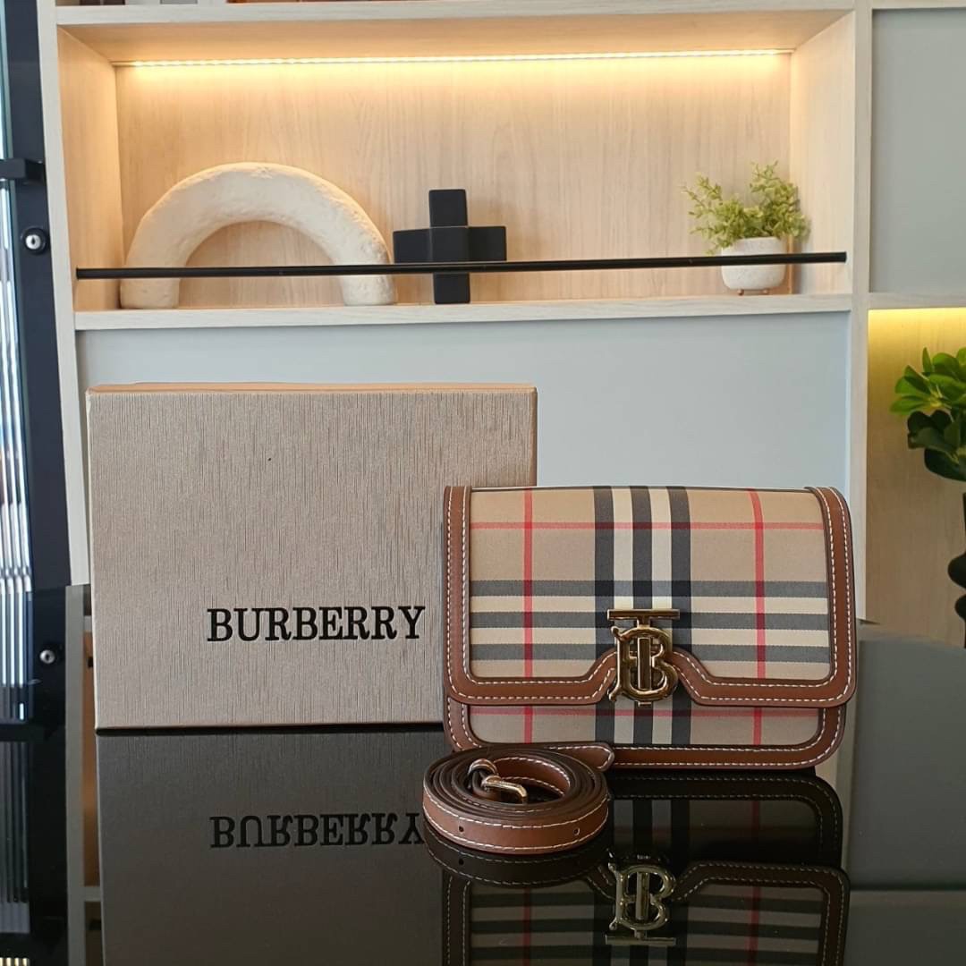 BURBERRY FRAGRANCES CROSSBODY BAG / BURBERRY FRAGRANCES QUITED LAMBSKIN BAG ตัวกระเป๋าเป็นผ้าตัดหนังแท้ Lambskin นิ่มสวยหรูดูดี เปิดปิดด้วยฝาปิดสัญลักษณ์รูปตัวB ภายในโล่งกว้าง ใส่มือถือ กระเป๋าสตางค์ได้