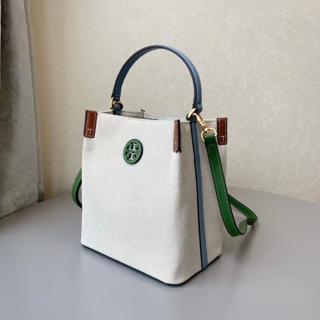 Tory Burch Blake Canvas Bucket Bag รุ่นใหม่ล่าสุด สวยไฉไลฝุดๆ แบบสวยคลาสสิค กระเป๋าทรงถัง วัสดุ Canvas สายหนังแท้ อะไหล่ทอง เปิด-ปิด ด้วยกระดุมแม่เหล็ก ด้านในโล่งมีช่องเล็กใส่โทรศัพท์ได้ น้ำหนักเบา สายสะพายถอดสายได้ crossbody ได้ ปรับระดับได้