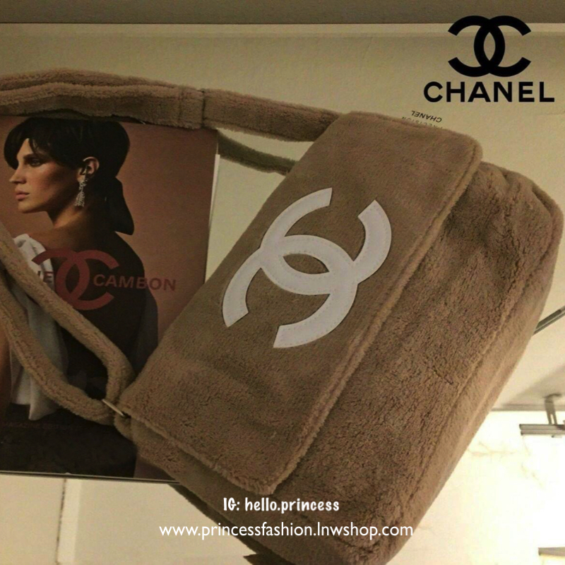 MUST HAVE ITEM 2019 !! รุ่นยอดฮิตของ *วัยรุ่นสายสตรีท ทั่วโลก จากงาน CHANEL VIP GIFTของแท้ 100% เป็นกระเป๋า ใบสวยรุ่นหายาก ขนาดกำลังดี ใช้ได้ทั้งหญิงชายเลยค่ะ ขนเฟอร์นิ่มมากกก เก็บของอย่างดี น้ำหนักเบา ด้านในมีช่องใส่ของจุกจิก MIX ได้หลากหลายแนว กับราคาสบ