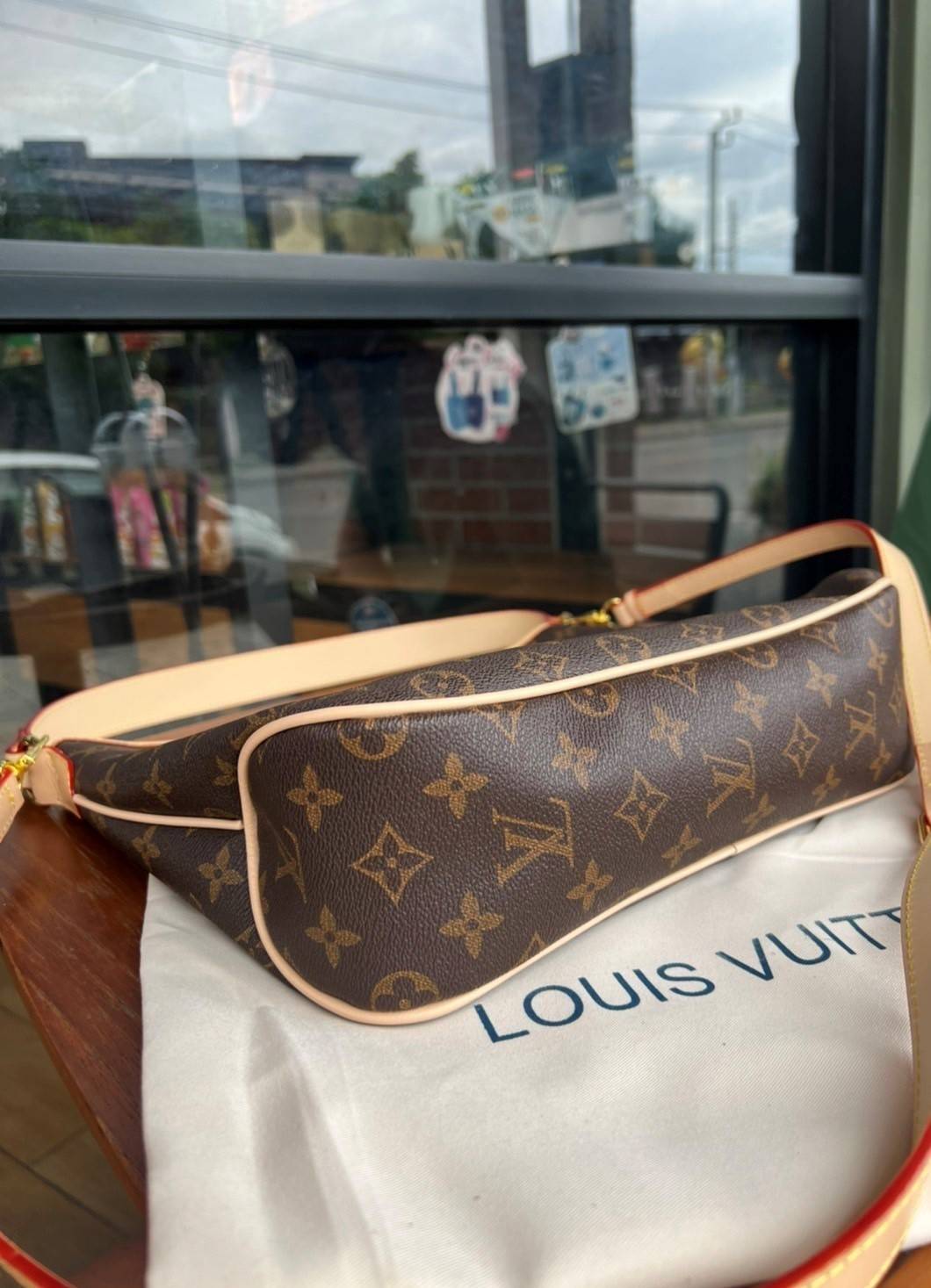Louis Vuitton Monogram Delight Canvas กระเป๋าสะพายข้างทรงสูงใบใหญ่หนังแกะสังเคราะห์ หูหิ้วปั้มโลโก้ ด้านในมี1ช่องซิป 1ช่องใส่ของจุกจิ๊ก อะไหล่ทองหรูหรา มีสายยาว ถอดสายได้ ปรับระดับได้ จุของได้เยอะ หรูหรา สวยงาม เหมาะกับทุกโอกาศ ต้องมีติดตู้ห้ามพลาดเลยค่า