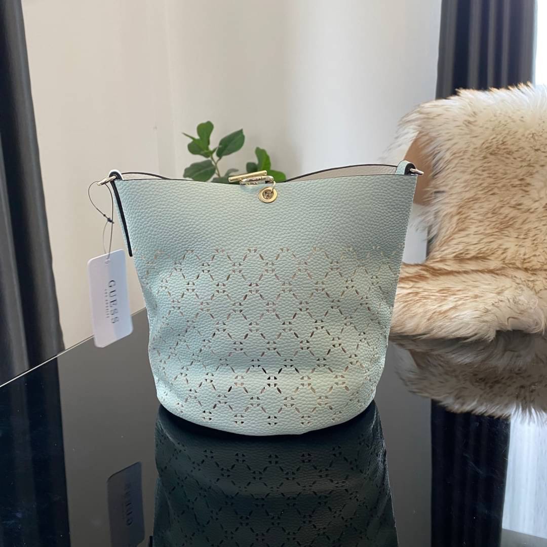 Guess Amara Bucket Handbag ซื้อ 1 ได้ถึง 2 กระเป๋ารุ่นใหม่ล่าสุดทรงถังสุดน่ารัก พิมพ์ลายรอบใบ วัสดุหนังนิ่มคุณภาพดี นิ่ม น้ำหนักเบา ด้านหน้าประดับด้วยโลโก้แบรนด์สวยโดดเด่น เปิด-ปิดด้วยด้วยตัวคล้องอะไหล่เงินสะดวกใช้ ด้านในโล่ง มีสายยาวปรับระดับได้มาให้ มาพ