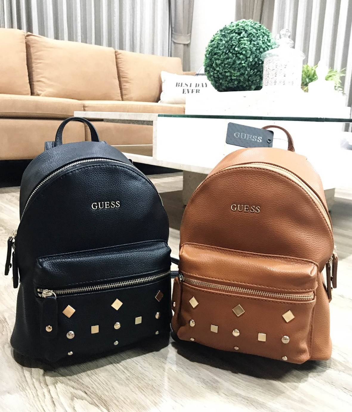 GUESS CANSON BACKPACK ของแท้❗️กระเป๋าเป้หนังเนื้อนิ่มสัมผัสคล้ายหนังแท้ ด้านหน้าแต่งหมุดกิ๊ปเก๋ เปิดปิดด้วยซิปสะดวกใช้ ด้านในบุผ้าแบรนด์ มีช่องใส่ซิปและช่องใส่ของจุกจิก ขนาดกำลังดีค่ะ น้ำหนักเบา สีสวย สายสะพายปรับได้ฟรีเลยค่าใบนี้ แนะนำมากๆค่า