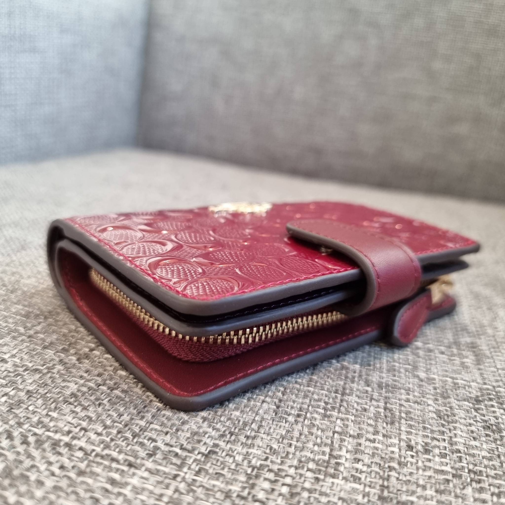 OUTLET 】COACH F25937 MEDIUM CORNER ZIP WALLET กระเป๋าสตางค์ใบกลาง 🔥 รุ่นหนังแก้วสุดฮอต!! สวยหรู ขนาดกำลังเหมาะมือ ดูดีดูแพงทุกสี มีช่องใส่บัตรและธนบัตรครบ และมีช่องแยกสำหรับใส่เหรียญ มาให้ครบเซ็ท พร้อมเสิร์ฟความสวยให้ถึงบ้านไปเลยจ้า