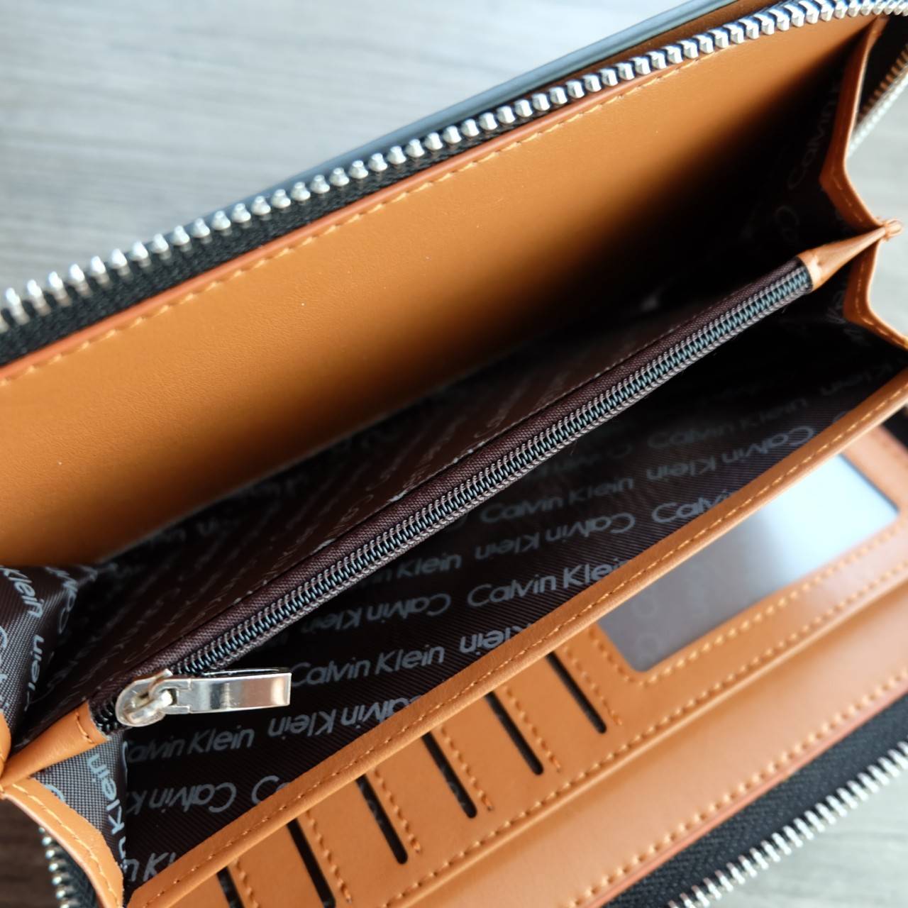Calvin Klein Long Wallet กระเป๋าสตางค์ใบยาวซิปรอบ ภายในมีช่องใส่ธนบัตร, รูป, บัตร และช่องซิปใส่เหรียญ จะมอบเป็นของขวัญหรือใช้เองก็แนะนำเลยค่ะ