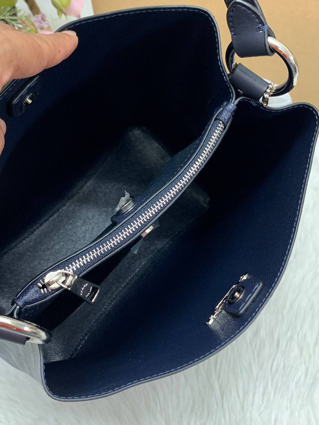 COACH TOWN BUCKET BAG WITH HORSE AND CARRIAGE PRINT ((2081-236)) 🔺กลับมาแล้ว ตามคำเรียกร้องค่ะ! กระเป๋าคล้องไหล่//สะพายข้างได้ วัสดุ pvc อย่างดี หนังนิ่มป่องพองตัวสวยงาม ลายรถม้าทั้งใบค่ะ ภายในกระเป๋าแบ่งเป็น2ช่องหลัก เปิดปิดแบบกระดุมแม่เหล็ก ภายใ