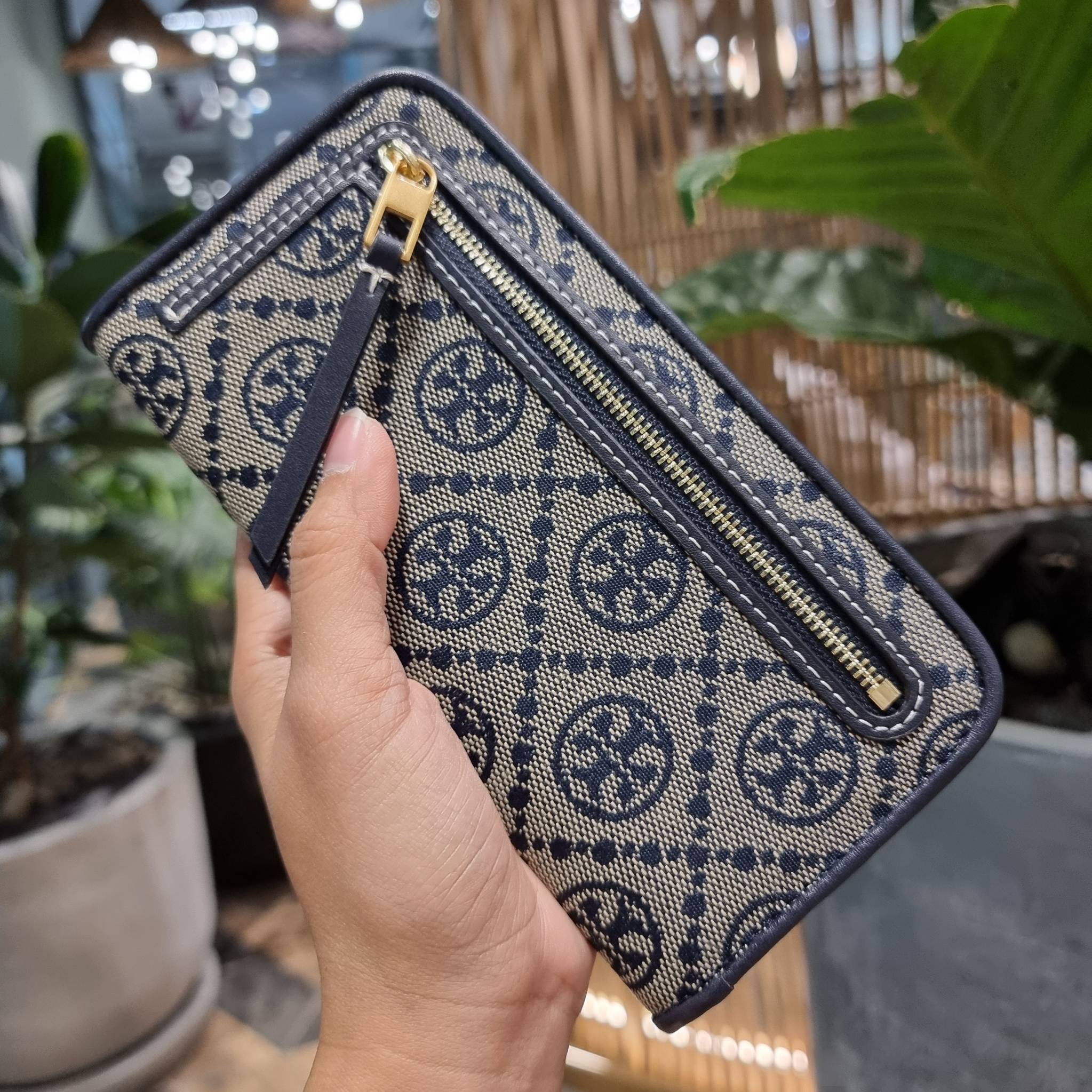 TORY BURCH T MONOGRAM JACQUARD SLIM WALLET ของดีมีให้ที่นี่แบบจัดเต็ม กระเป๋าสตางค์ใบยาว รุ่นสลิม สวยหรู ขนาดกำลังเหมาะมือ ถือแล้วขับผิว วัสดุผ้า jacquard ตัดสลับหนังแท้ ภายในสวยคมม้าก!! มีช่องใส่บัตรได้แบบเน้นๆ และช่องใส่ธนบัตรได้ ด้านหลังมีช่องซิปอีกหนึ