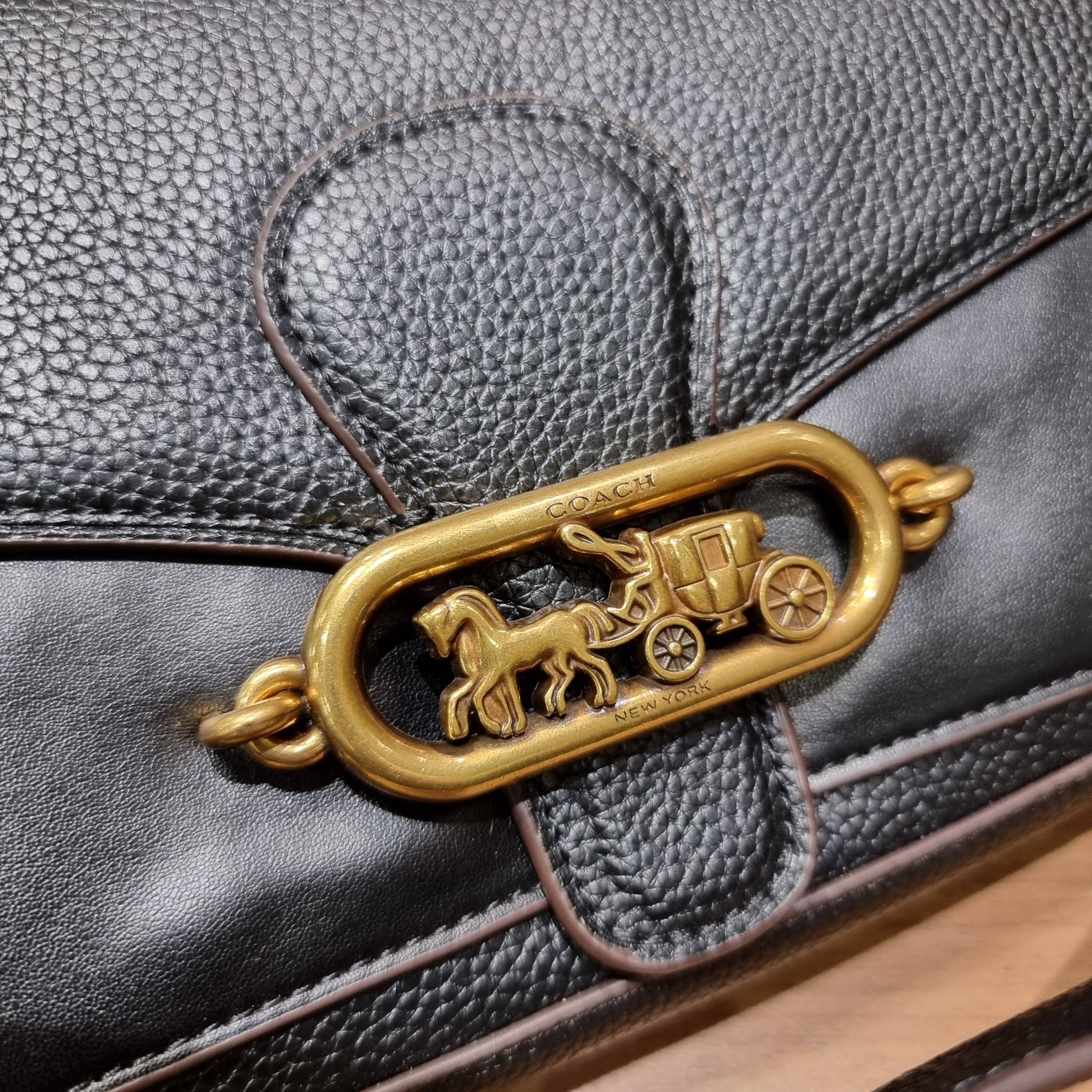 COACH SMALL JADE SHOULDER BAG [F91105,90782] กระเป๋าสะพายไหล่ ดีไซน์วินเทจย้อนยุค สวยคมชัด คลาสสิคใช้ได้ทุกลุค วัสดุหนัง pepble ทนทาน เปิด-ปิดด้วยฝาคาดโลโก้ พร้อมแถบแม่เหล็กในตัว รับรองแน่นหนา ด้านหลังมีช่องซิปให้ ภายในเป็นช่องโล่ง ขนาดกำลังดี ใช้งานง่าย 