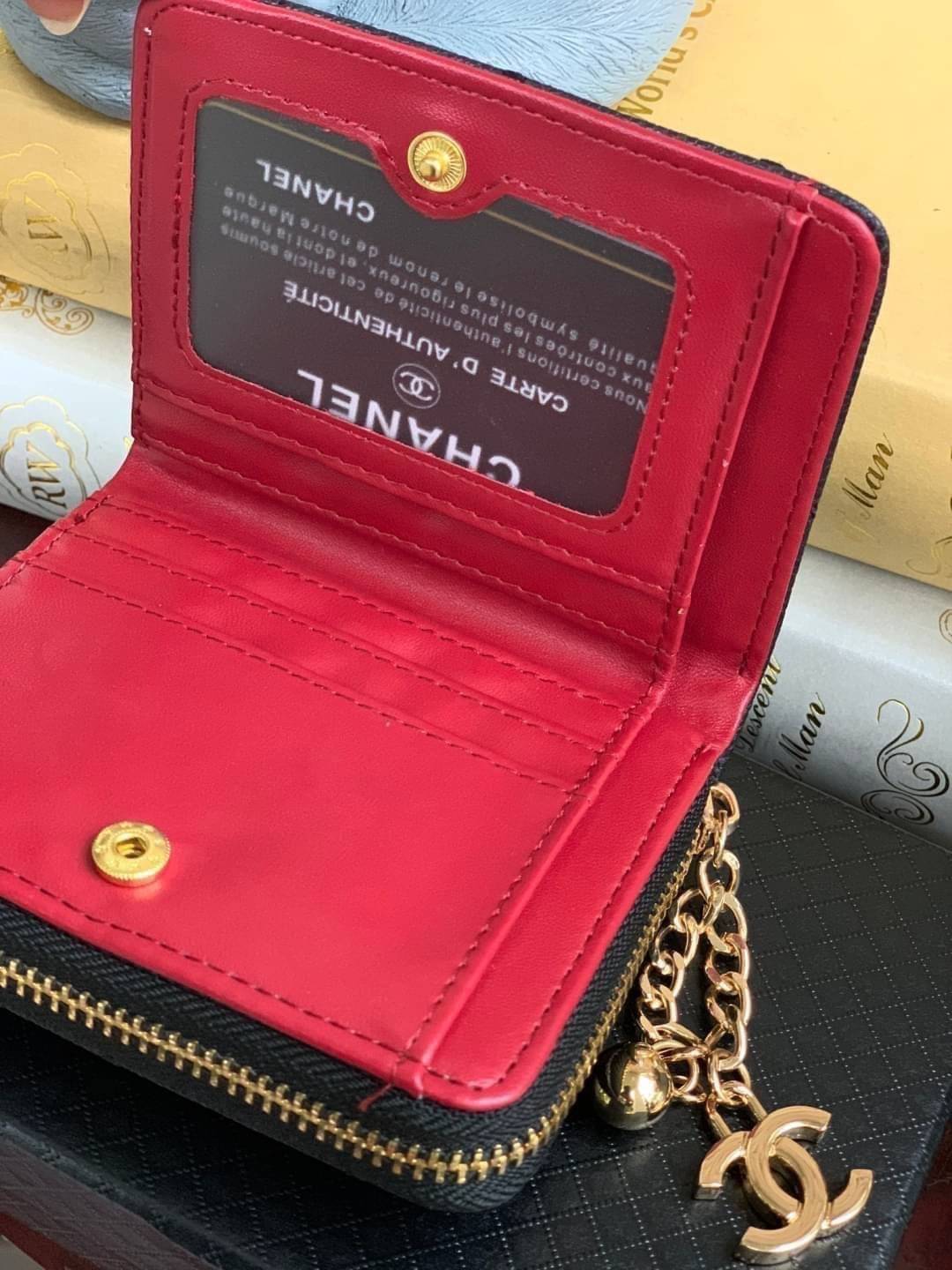 Chanel Short Wallet Caviar Skin กระเป๋าสตางค์แบบสั้น งานพรีเมี่ยมกิ๊ฟสุดพิเศษ มาพร้อมกล่องและการ์ด สำหรับมอบเป็นของขวัญให้กับคนพิเศษในโอกาสดีๆ กระเป๋าสตางค์สั้นใบนี้สามารถใช้งานได้ทั้ง2ด้าน มีทั้งด้านช่องซิปใส่เหรียญ อีกด้านสำหรับใส่ธนบัตรและการ์ด วัสดุลา