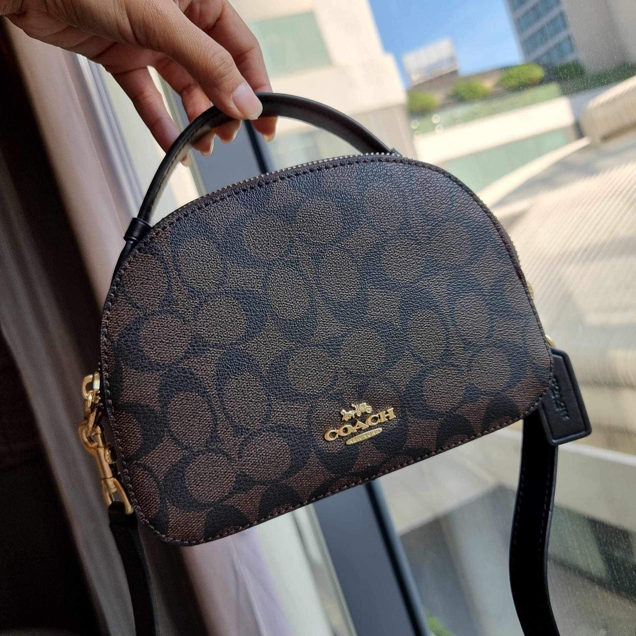 OUTLET 】COACH 1591 SERENA SATCHEL IN SIGNATURE CANVAS กระเป๋าสะพายคอลเลคชั่นยอดฮิต ดีไซน์ลุคผู้ดี ต้องยกให้น้องใบนี้เลย!! จัดสีขายดี สีลุคคุณหนูมาให้ สวยตาแตก!! วัสดุหนังแคนวาส เปิด-ปิดด้วยซิป 2 ช่องหลัก ภายในเป็นช่องโล่ง เก็บของได้แบบสบายๆ ใส่มือถือได้ทุ