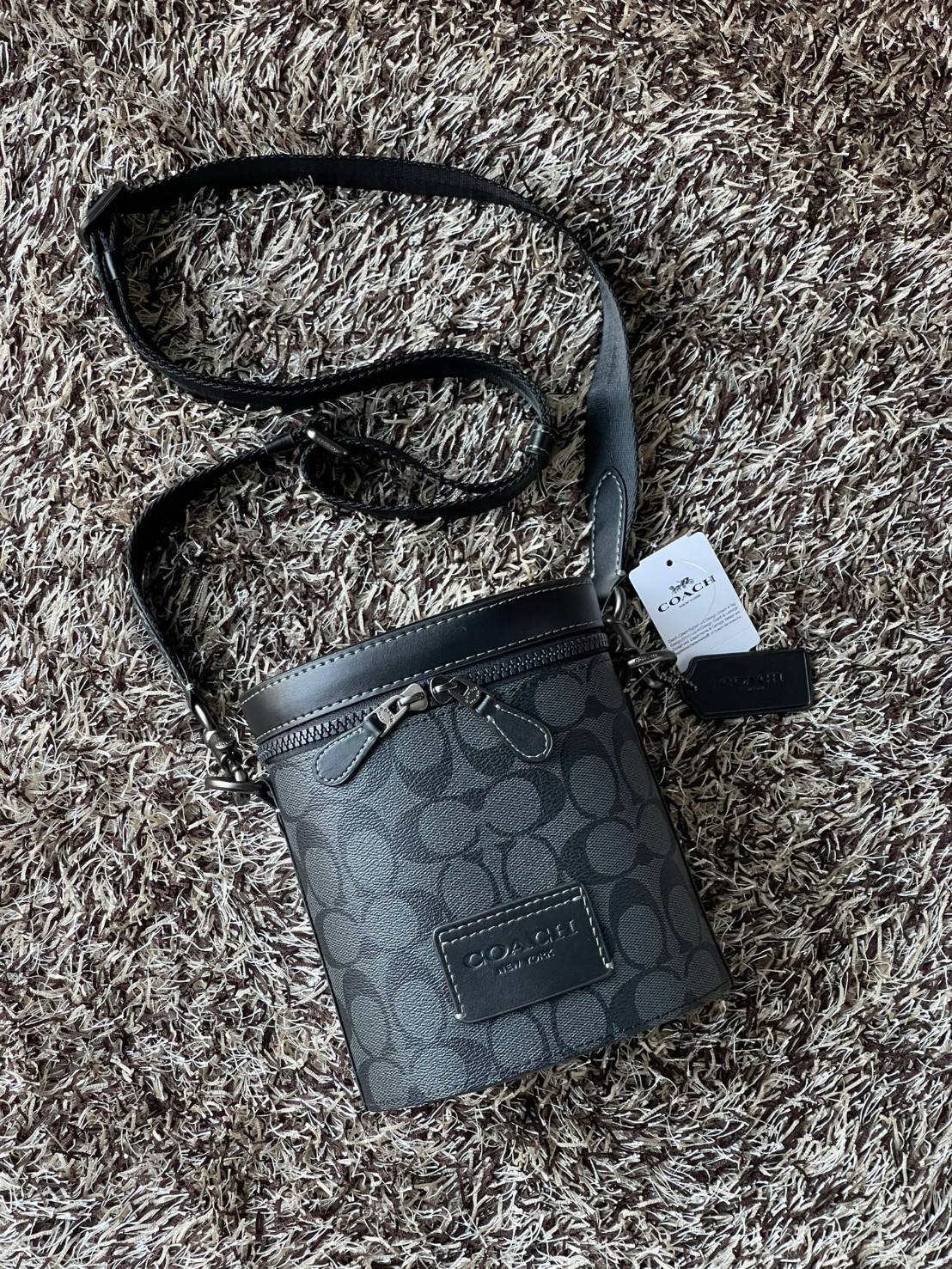 Coach Barrel Crossbody In Signature Canvas C9843 กระเป๋าถือสุดชิคตามแบบฉบับของ Coach ใบนี้หยิบมาแมตช์กับเสื้อผ้าได้ง่ายมาก ใช้งานได้แบบยูนิเซท ทั้งชายและหญิง เพราะมีดีไซน์ที่เรียบเก๋