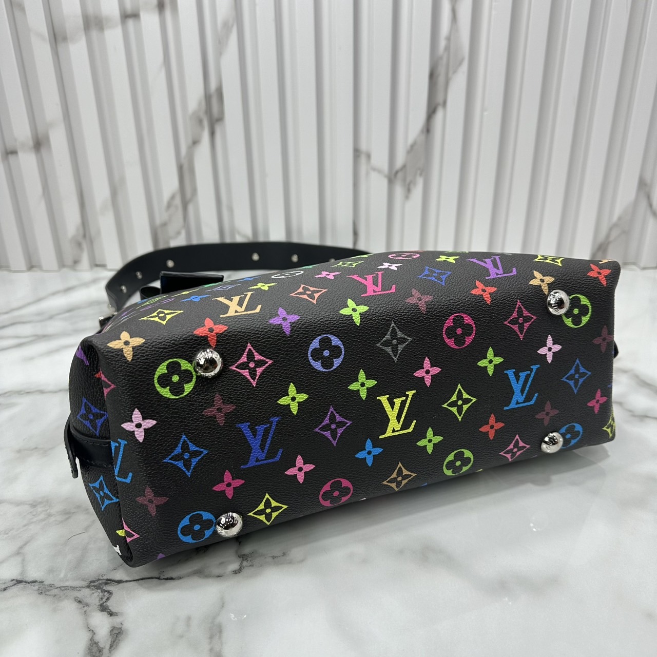 LV x TM CarryAll PM bag Murakami กระเป๋าทรงโท้ทแครี่ออลสุดคลาสสิกแต่งแต้มดีเทลเปี่ยมชีวิตชีวาจากคอลเลคชั่น LV x Murakami ด้วยลายโมโนแกรมสุดไอคอนิกเปี่ยมสีสันใหม่