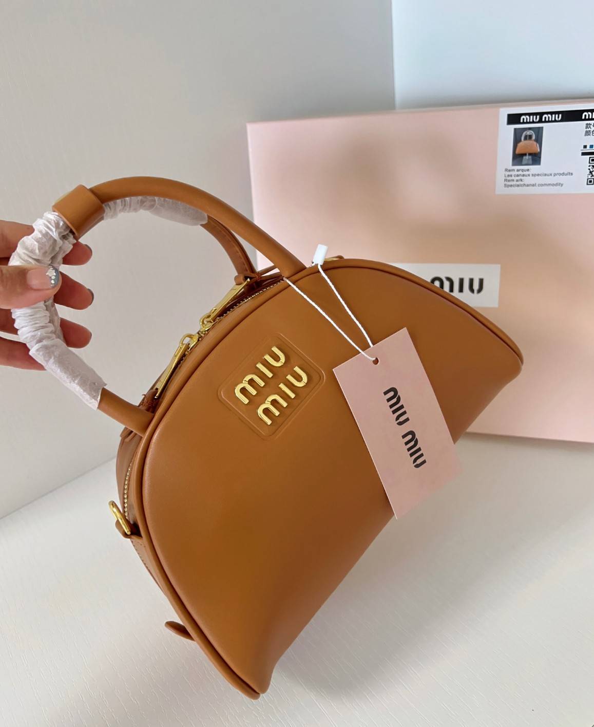 MIU MIU HALF-MOON TOP HANDLE BAG / Patent leather bowling bag / Miu Miu Leather top-handle bag กระเป๋าทรงพระจันทร์เสี้ยว หนังนิ่ม ลื่นเงา ตัดกับอะไหล่ทองได้ลงตัว