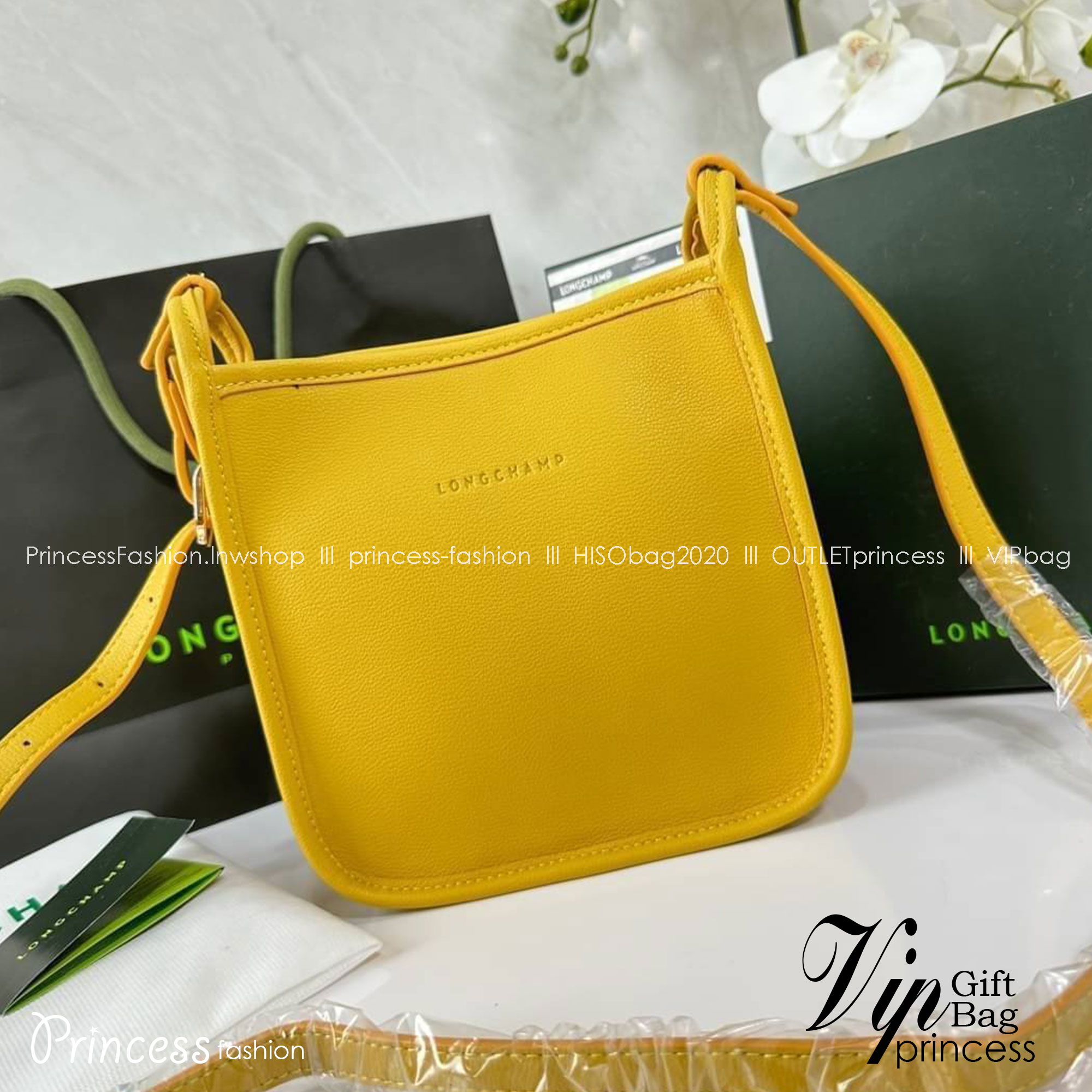 LONGCHAMP LE FOULONNÉ CROSSBODY BAG กระเป๋าสะพายที่เรียบง่ายและดูดี การออกแบบที่คล่องตัวของรุ่นนี้เหมาะอย่างยิ่งสำหรับผู้หญิงที่มีบุคลิกที่ต้องการกระเป๋าสไตล์แบบเรียบง่าย