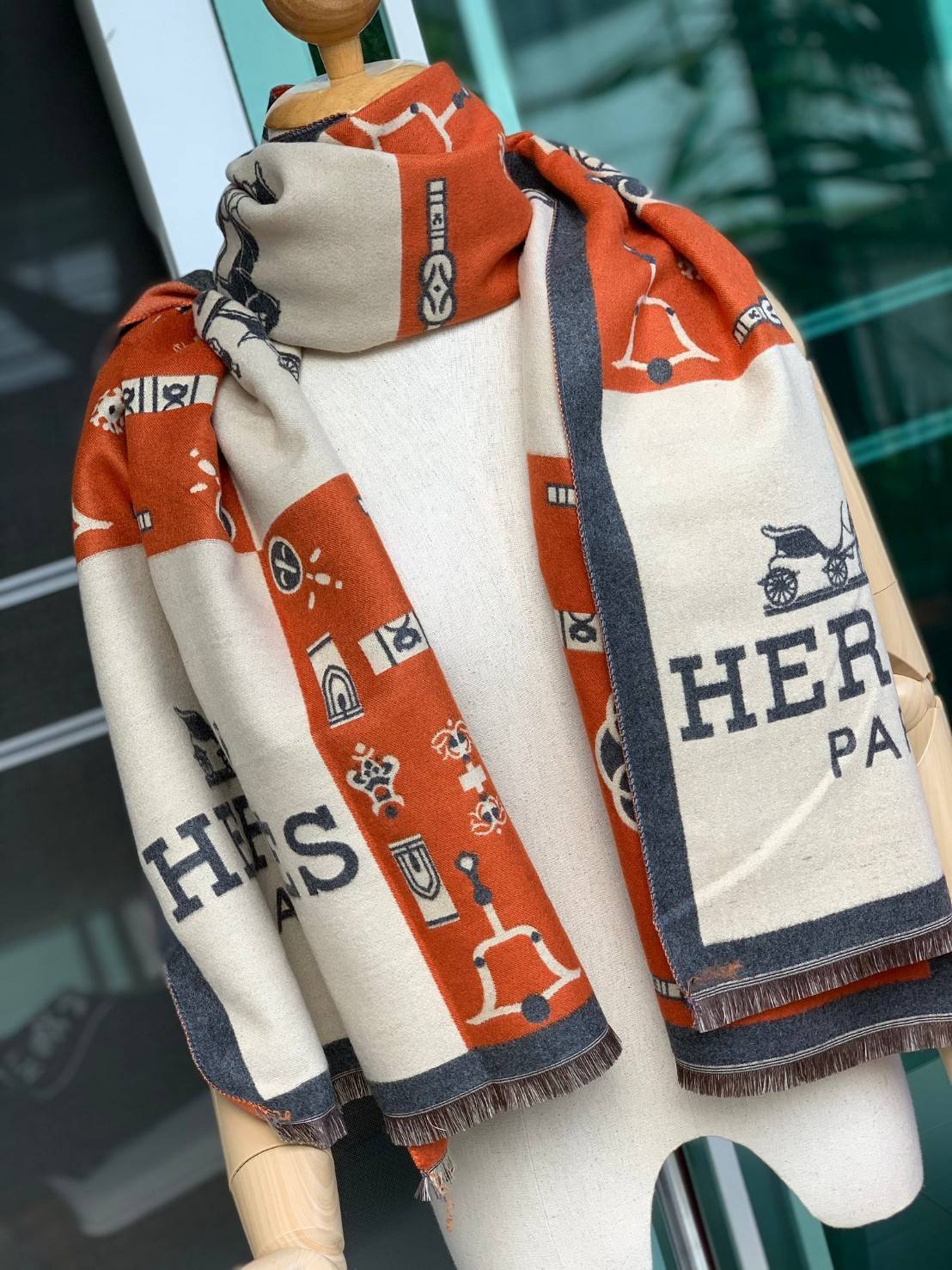 Hermes Paris Women’s Scarves Accessories Scarf ผ้าคลุมไหล่ผืนใหญ่ สวยหรูตาสแบบฉบับจากHermes ถักทอด้วยผ้าcashmere ผ้าเนื้อดี สัมผัสนุ่มมือ ทอลายในตัว สีสันและลายคมชัด ผืนใหญ่ ให้ความอบอุ่น มาเป็นเซ็ทของขวัญ เพื่อมอบเป็นของขวัญชิ้นดีแทนความรู้สึกดีๆให้กับที
