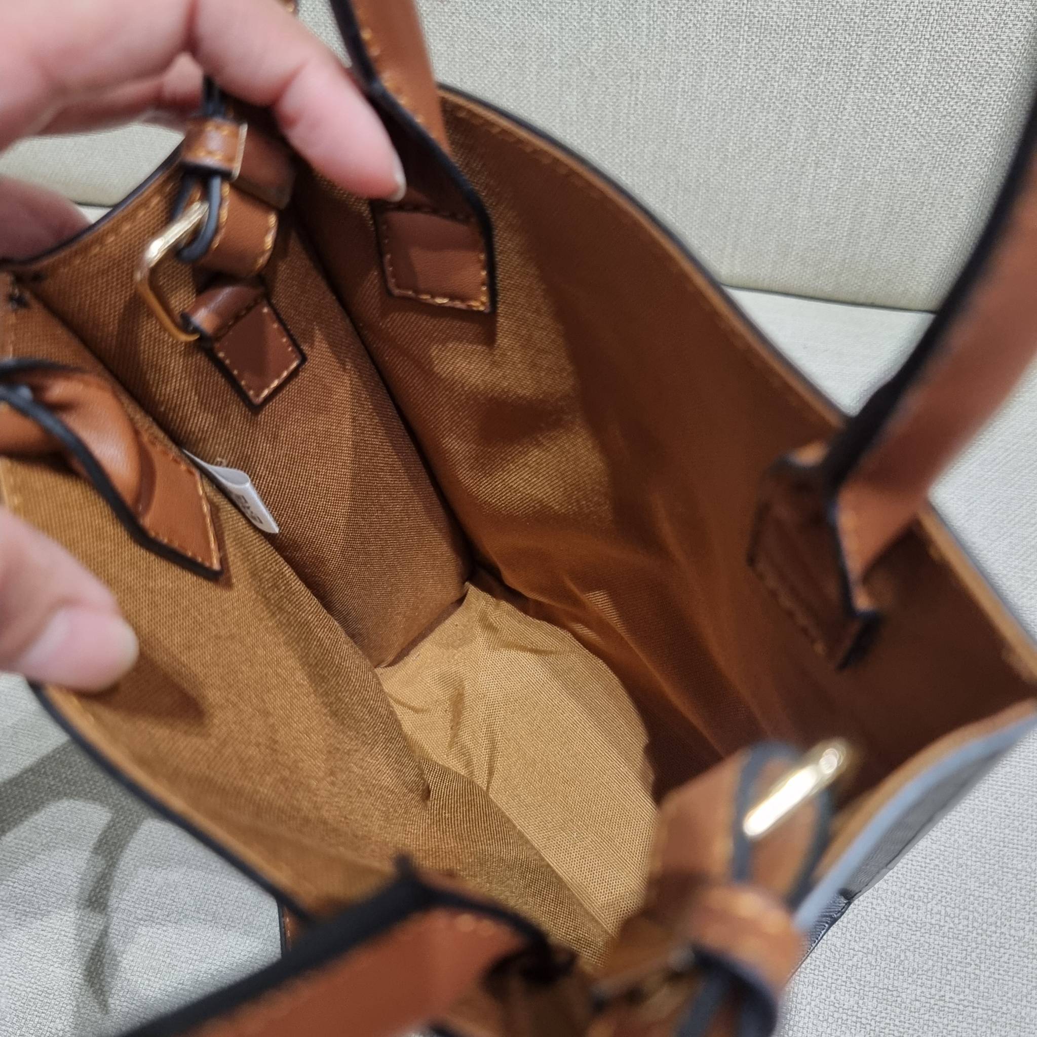 VIP 🥂 CELINE MINI VERTICAL CABAS IN TRIOMPHE CANVAS WITH TRIOMPHE HEART EMBROIDERY ใหม่พร้อมเสิร์ฟ กับกระเป๋าสะพายทรงโท้ท ไซส์มินิ ขนาดกำลังสวยพอดี สะดวกพกพา โดดเด่นด้วยโลโก้ลายปัก ดีเทลเดินด้ายรูปหัวใจ เพิ่มดีเทลความแพงไปอีก วัสดุหนังแคนวาส มีหูจ