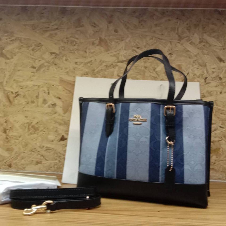 COACH Mollie Tote 25 In Signature Jacquard With Stripes พร้อมส่งที่ไทย ภาพสินค้าถ่ายจากงานขายจริง ใช้งานต่างประเทศได้