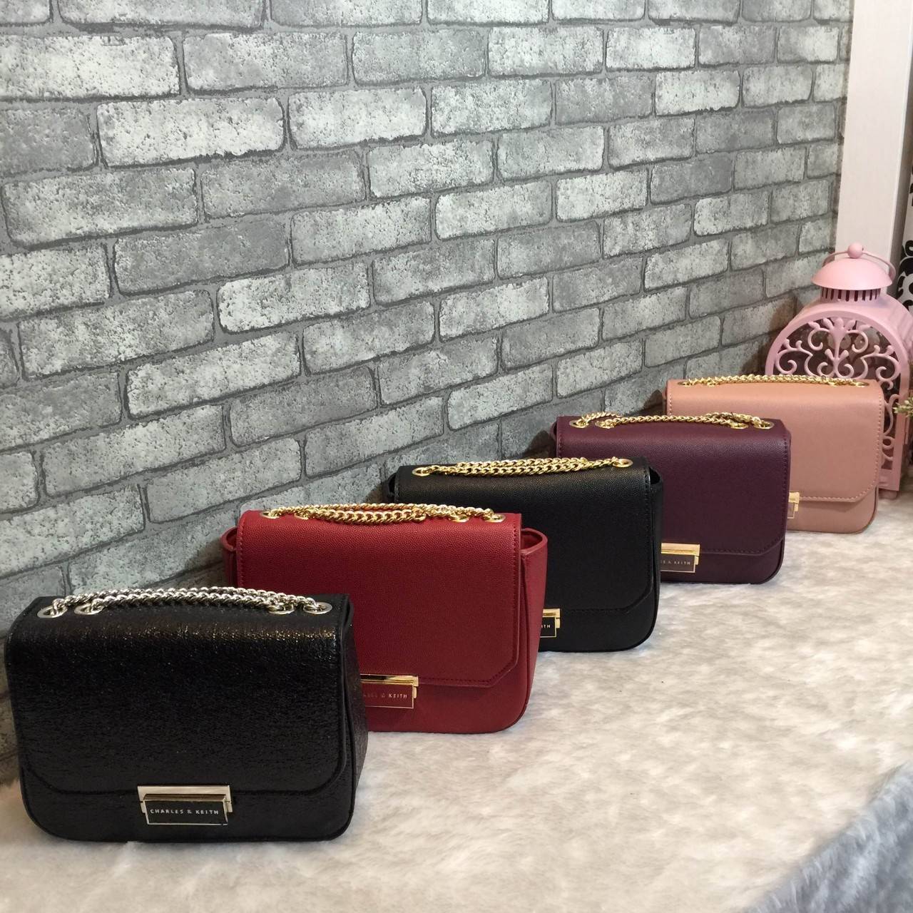 New! 2018 CHARLES & KEITH PUSH-LOCK CHAIN SLING BAG กระเป๋าสะพายโซ่ ทรงสวยสไตล์คุณหนู หนังpuลายคาเวียร์ ทรงแข็ง ฝาเปิด-ปิดด้วยตัวล็อคปั๊มโลโก้ ภายในมีช่องซิปเล็ก 1 ช่อง และช่องใส่บัตร สามารถใส่ iphone+ และของจุกจิกเพิ่มเติมได้ ด้านหลังมีช่องเล็ก 1 ช่อง สะ