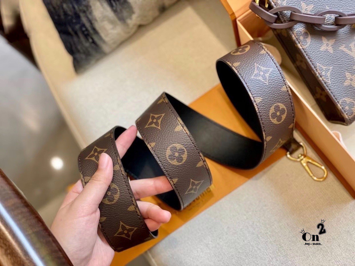 LV Toiletry 26 with strap / LV Toiletry Pouch 26 in Monogram Reverse Canvas with Wide Shoulder Strap Replica ต๊าซมากแม่ ลุคนี้ความเท่ ความปังได้หมด มาใหม่ลายโมโนแกรม งานซิปมา2 สาย งานสวยเป๊ะมาก ได้หญิงสะพายได้ ผู้ชายสะพายดี ใครหาอยู่ห้ามพลาดน้า งานอะไหล่ป