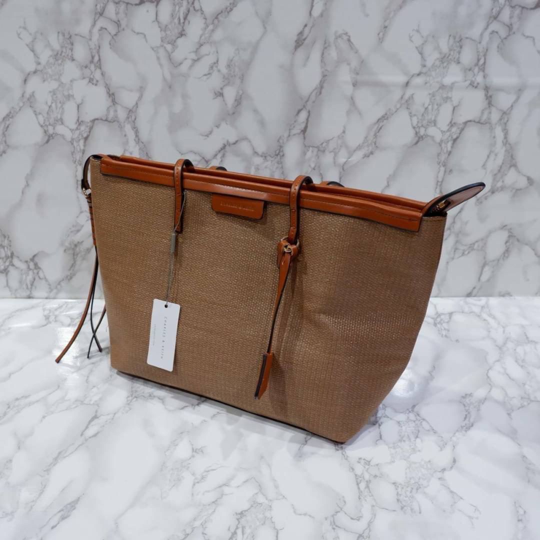 Charles & Keith Textured Tote Bag Original กระเป๋าสาน ทรงช้อปปิ้ง รุ่นนี้จัดว่าสวยหรู ด้านในกว้างมาก