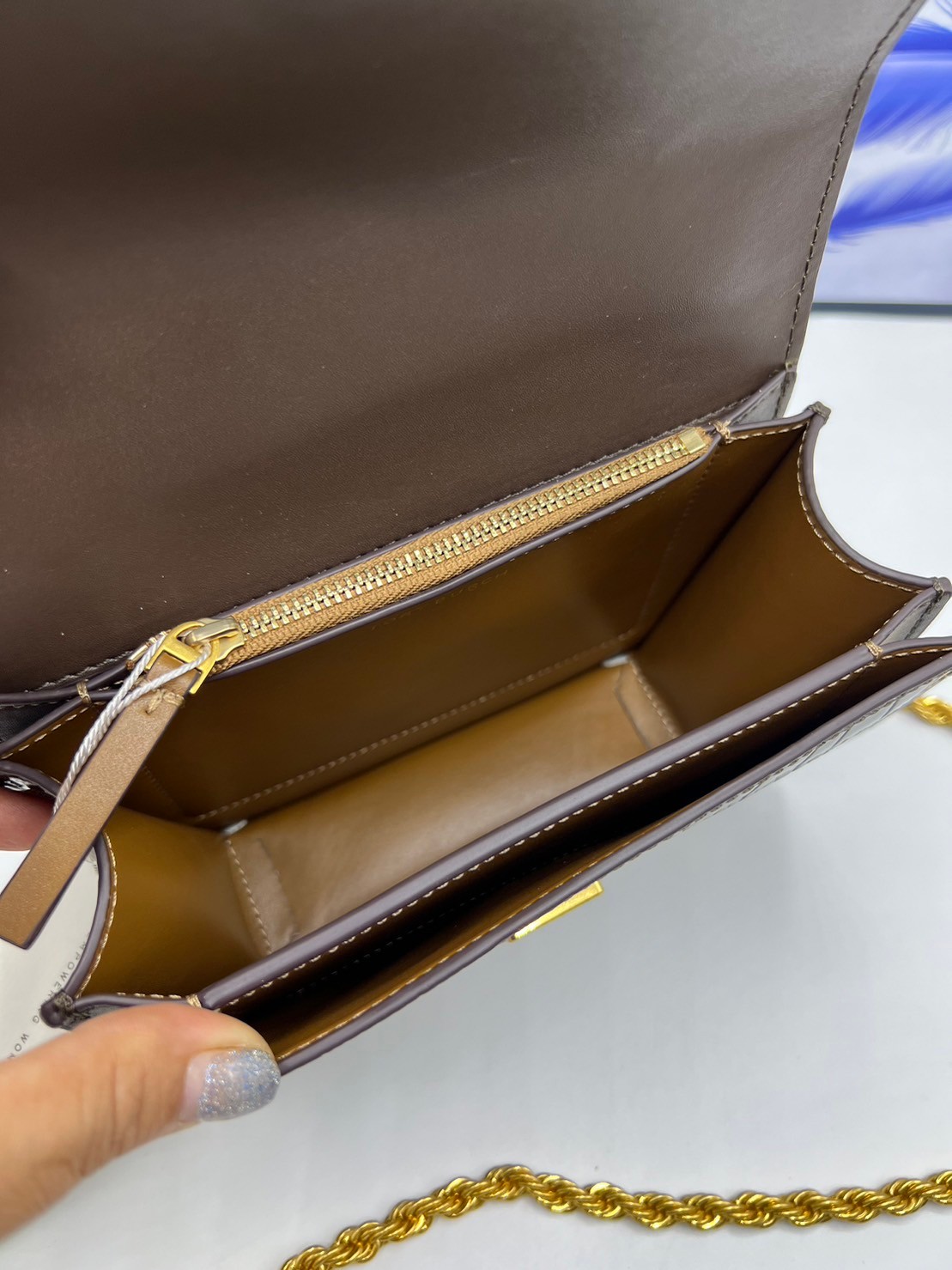 6 สี Tory Burch Croc Eleanor Small Bag / TORY BURCH ELEANOR CROC EMBOSSED LEATHER กระเป๋าสะพายหนังพิมพ์ลายจระเข้ ดีไซน์หรูหรา โด่นเด่นด้วยโลโก้แบรนด์อะไหล่ด้านหน้า และสายสะพายโลหะสีทอง