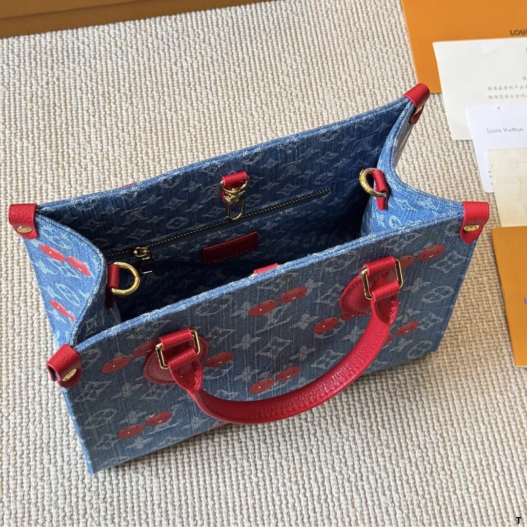 LV OnTheGo PM Monogram cherry denim 25cm กระเป๋าสะพายทรงโท้ท ไอเท็มสุดโดดเด่นมีชีวิตชีวา ด้วยเดนิมวินเทจปักลายเชอร์รี่สีสันสดใสสะดุดตาสะท้อนสไตล์ไอคอนิก