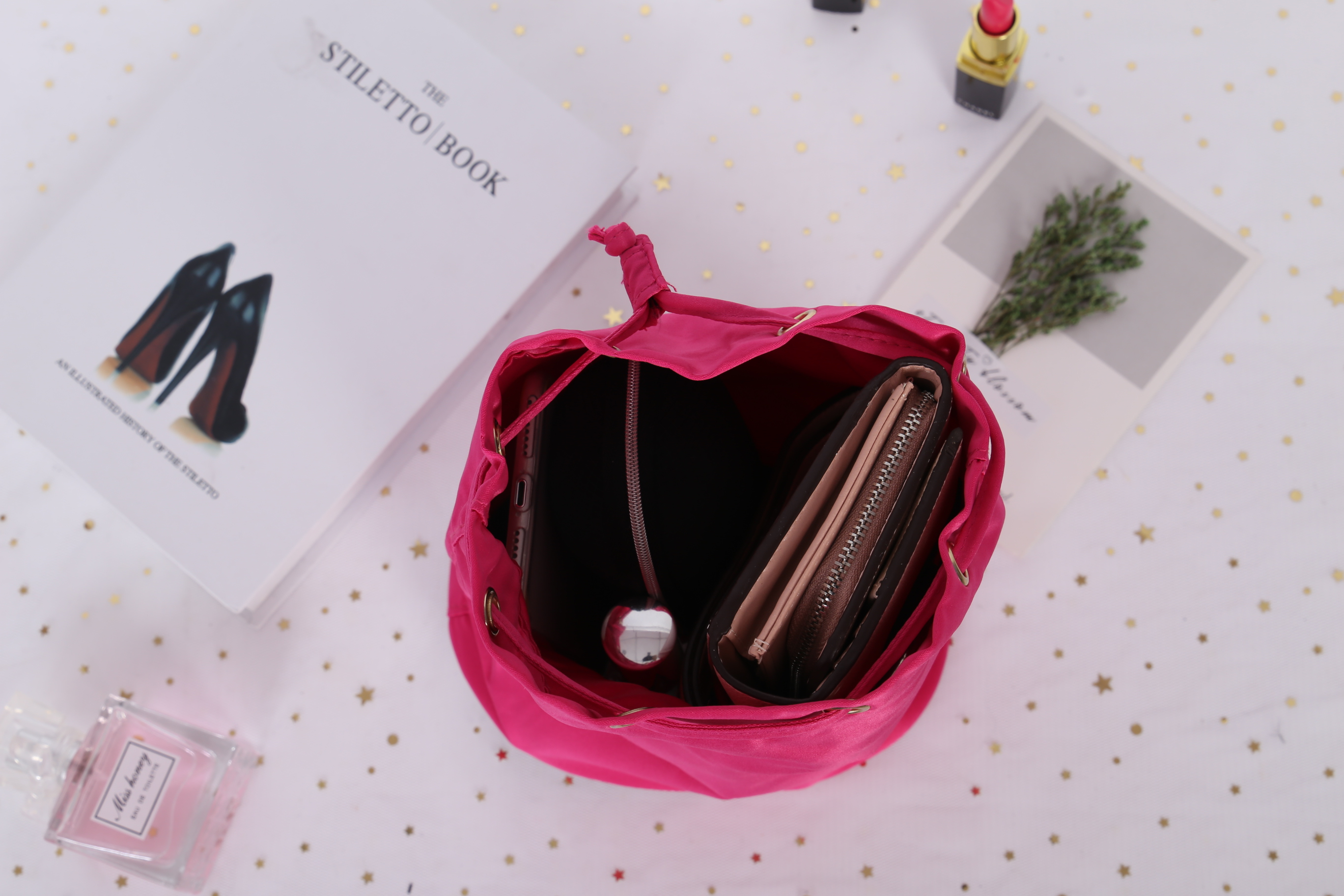 Prada Candy Satin Drawstring Bag กระเป๋าผ้าซาติน จากแบรนด์ Prada รุ่นนี้แถมมาจากน้ำหอมเค้าเตอร์แท้ 💯 ปากกระเป๋าเป็นเชือกหูรูด มีโลโก้ปราด้าติดด้านหน้า สวยงาม น่าใช้ การันตีความสวย ใช้คล้องแขน ใส่ของจุกจิกเก๋ๆค่าา