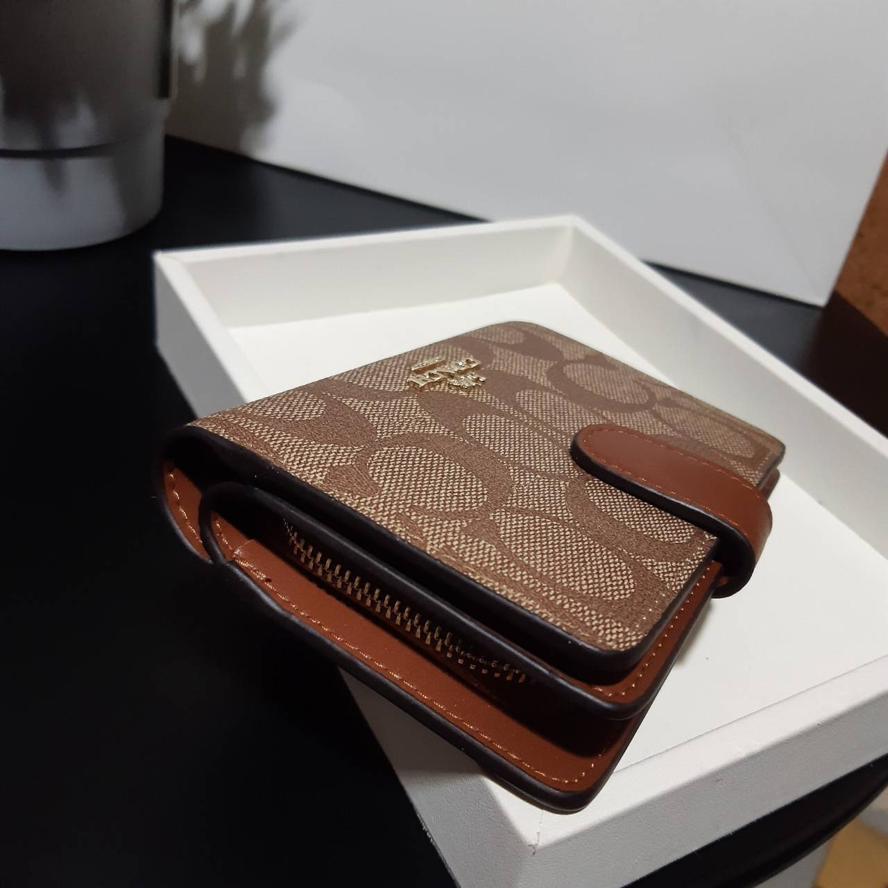 ของแท้ COACH F23553 MEDIUM CORNER ZIP WALLET IN SIGNATURE CANVAS กระเป๋าสตางค์ใบกลาง ขนาดกำลังเหมาะมือ