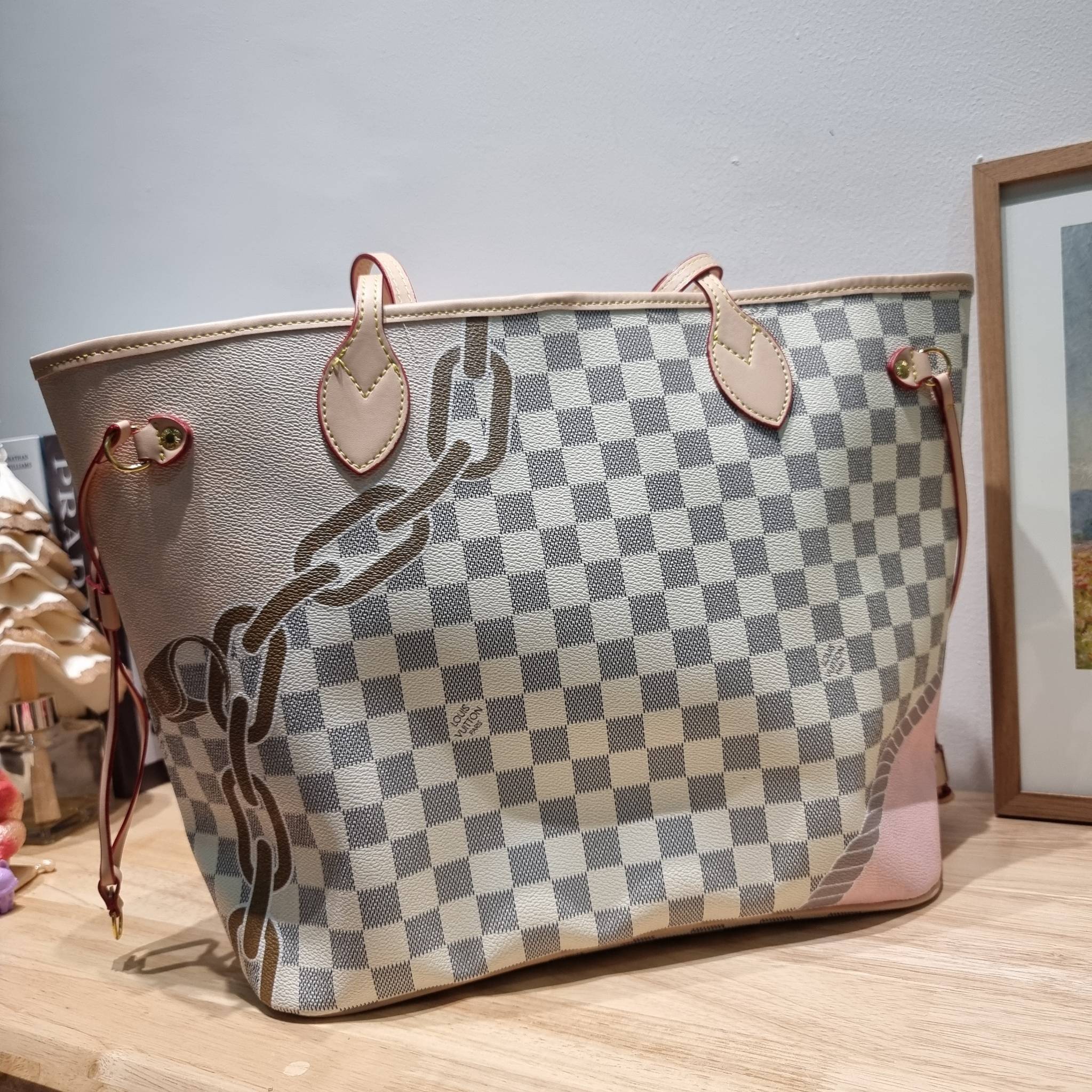 LV Neverfull MM Damier Azur คอลเล็คชั่น Spring Nautical / LV 2IN1 TOTE SET WITH NAUTICAL PRINT ดีไซน์ใหม่ต้อนรับฤดูร้อน กับกระเป๋าสะพายไหล่ใบใหญ่ทรง tote มาพร้อมใบลูก คลาสสิคที่สุด เป็นอีกรุ่นที่มีคนใช้เยอะมากๆ โทนสีละมุน