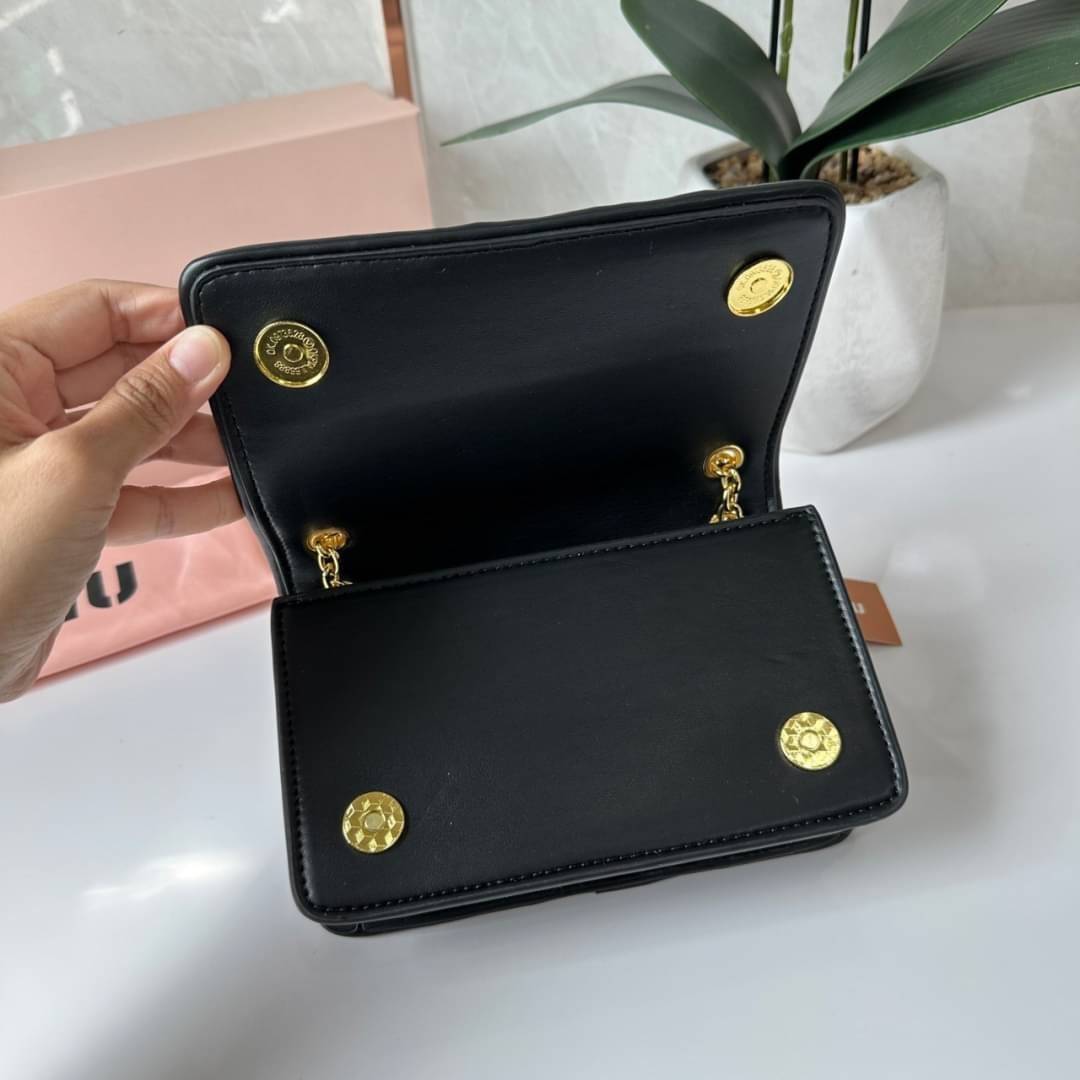 Miu Miu Matelassé Nappa Leather Mini Bag / Miu Miu Woman’S Bag Chain Mini bag กระเป๋ามินิรูปทรงสี่เหลี่ยมวัสดุหนังNappa มีความนุ่มมือและเงางาม
