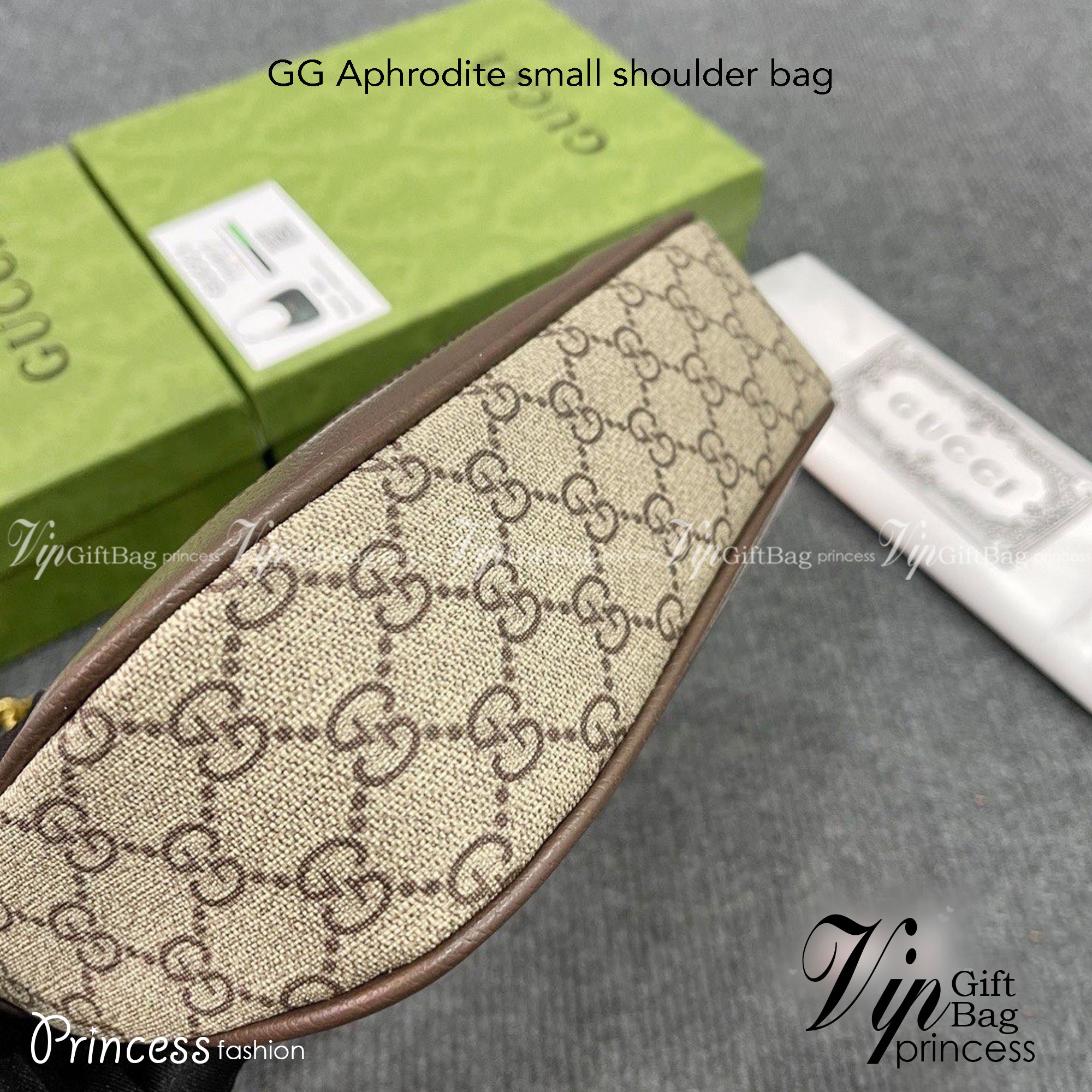 GUCCI Aphrodite small shoulder bag / GC crossbody pouch bag กระเป๋าสะพายทรงคลาสสิค ดีไซน์ย้อนยุคผสานความโมเดิร์นด้วยรูปทรงพอช ที่ใช้งานได้ทุกสไตล์ วัสดุหนังแคนวาส ทนทาน ภายในกระเป๋าเป็นช่องโล่ง สายสะพายมีลูกเล่นหลากหลาย มีให้ทั้งแบบโซ่คล้องไหล่ สายหนังที่