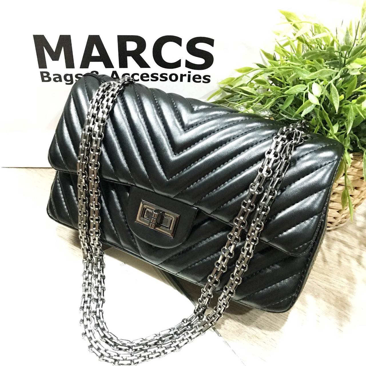 MARCS WOMAN QUILTED CHAIN SHOULD BAG New arrival! กระเป๋าสะพาย วัสดุหนังแกะสังเคราะห์ นิ่มสวย อยู่ทรง ลาย chevron สไตล์ Chanel ขนาดกำลังดี น้ำหนักเบา เปิดปิดด้วยตัวล็อคบิด พร้อมฝาปิดกระดุมแม่เหล็ก ภายในมีหลายช่อง ทั้งบริเวณด้านหน้า และฝาปิด ภายในกว้าง และ
