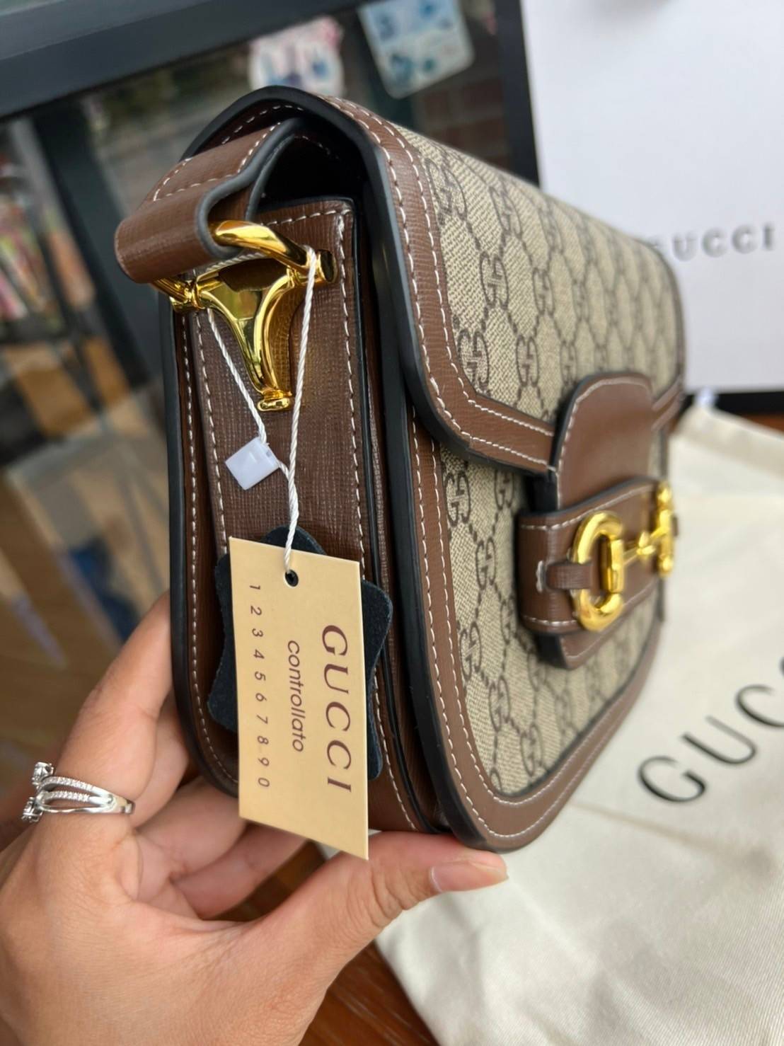 Gucci Horsebit Shoulder Bag กระเป๋าสะพายไหล่ วัสดุผ้าใบ GG Superme ตัดแต่งหนังแท้ สายสะพายไหล่ปรับระดับได้ ด้านในมี 1 ช่องซิป อะไหล่ทองหรูหรา ดาราเซเลปใช้เพียบ ไม่มีเอ๊า เรียบหรูดูแพงสุดๆค่า