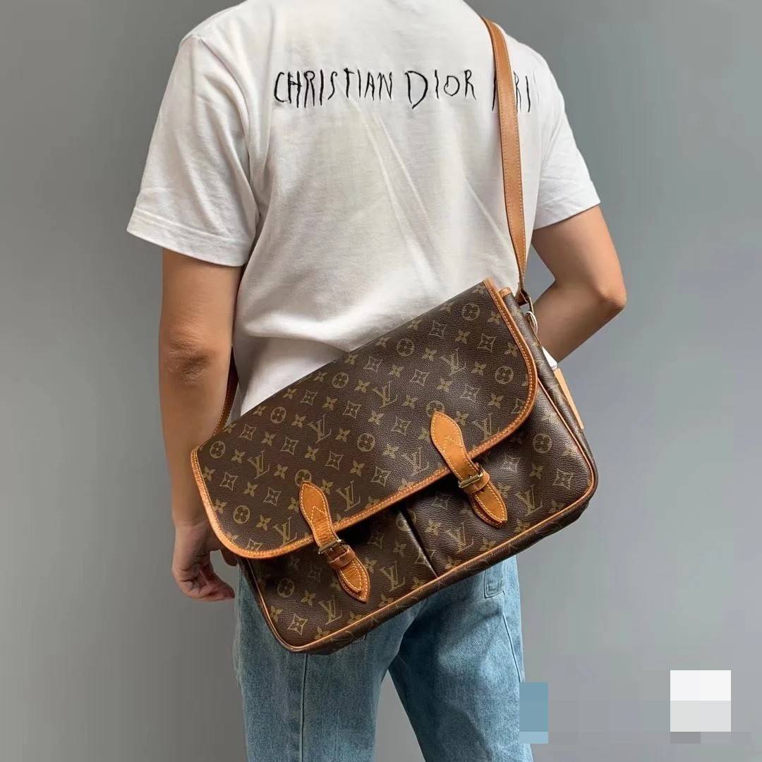 LV Vintage Monogram Sac Gibeciere GM messenger / LV GIBECIERE CROSSBODY BAG กระเป๋าสะพายข้างใบใหญ่ ทรงแมสเซนเจอร์ เอาใจหนุ่มๆ ดีไซน์วินเทจ ย้อนยุค คลาสสิคไม่มีเบื่อ วัสดุหนังแคนวาส ทนทาน