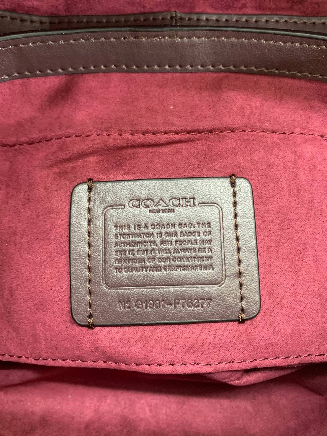 COACH KAY CROSSBODY IN SIGNATURE ((78277)) กลับมาอีกครั้ง! กระเป๋าหิ้ว//สะพายแบบครอสบอดี้ร์ หนังแท้นิ่มสวย เปิดปิดกระเป๋าแบบหมุนล็อค ภายในโล่งสามารถใส่กระเป๋าเงินใบกลางได้;มือถือได้ทุกรุ่น; มีช่องเล็กให้ใส่ของจุกจิก;ซัปในบุผ้าอย่างดีเลยค่ะ มาพร้อมสายสะพาย