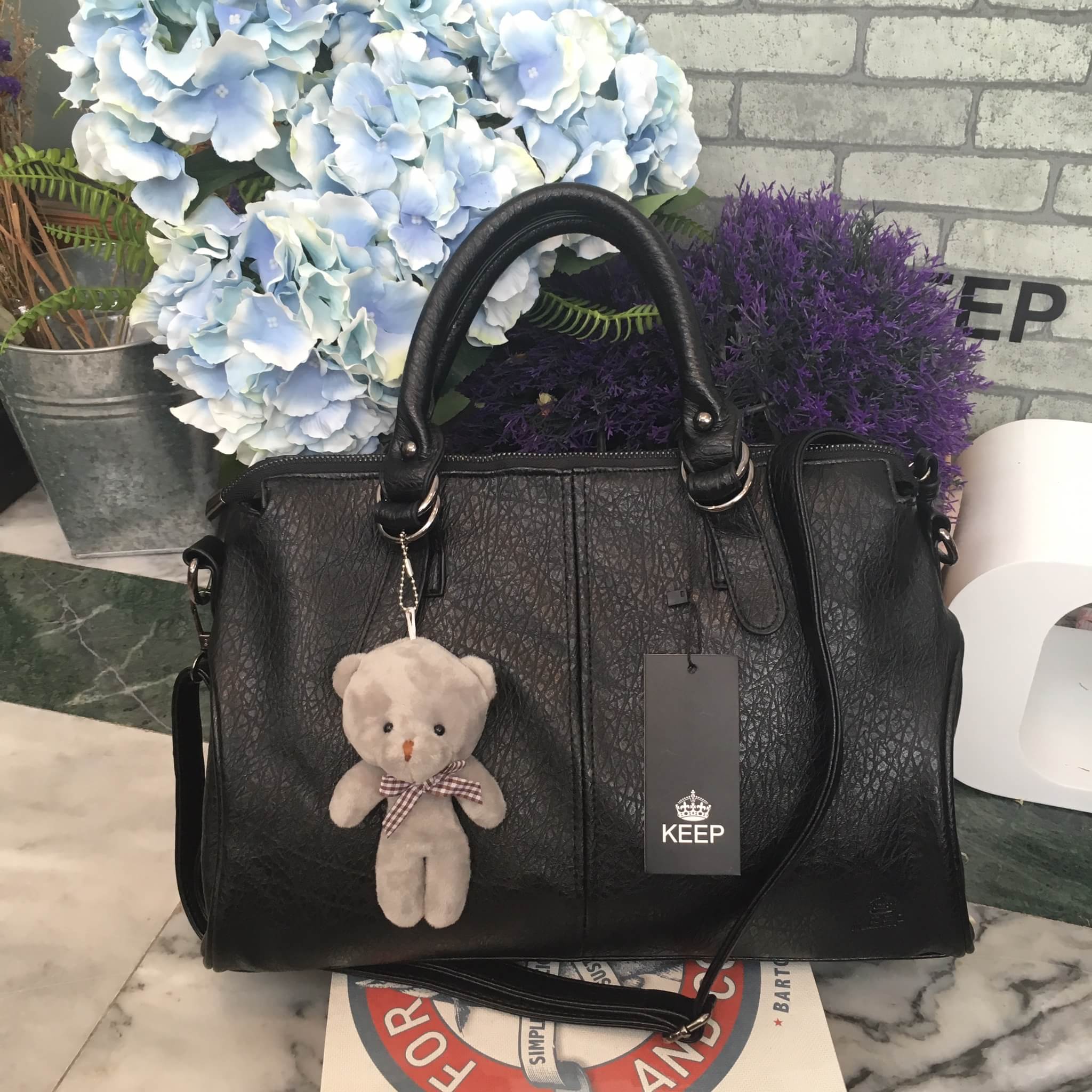 กระเป๋าแฟชั่น KEEP รุ่น Parish hand bag with bear KEEP รุ่น Parish hand bag with bear หนังเนื้อดี นิ่มมาก ลายหนังสวย เนื้อmatte ขนาดกระเป๋ากำลังดี มีช่องย่อยแบ่งเก็บของด้านในเป็นสัดส่วน มีสายยาวสะพายปรับได้ free size มาพร้อมพวงกุญแจน้องหมี