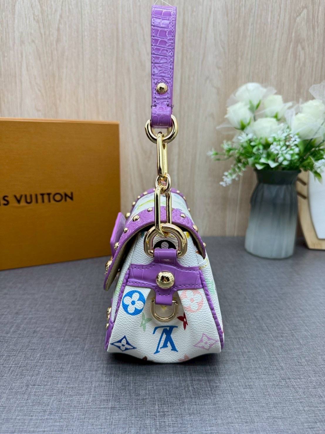 ORI หนังแท้ | Lv Marilyn White Multicolor Monogram Canvas Shoulder Bag กระเป๋าสะพายสไตล์วินเทจ ดีไซน์สีสันสดใสน่ารัก มีชีวิตชีวา โดดเด่นด้วยตัวล็อคด้านหน้าแบบกดขนาดใหญ่ จะถือแบบคล้องแขนหรือสะพายไหล่ก็ได้