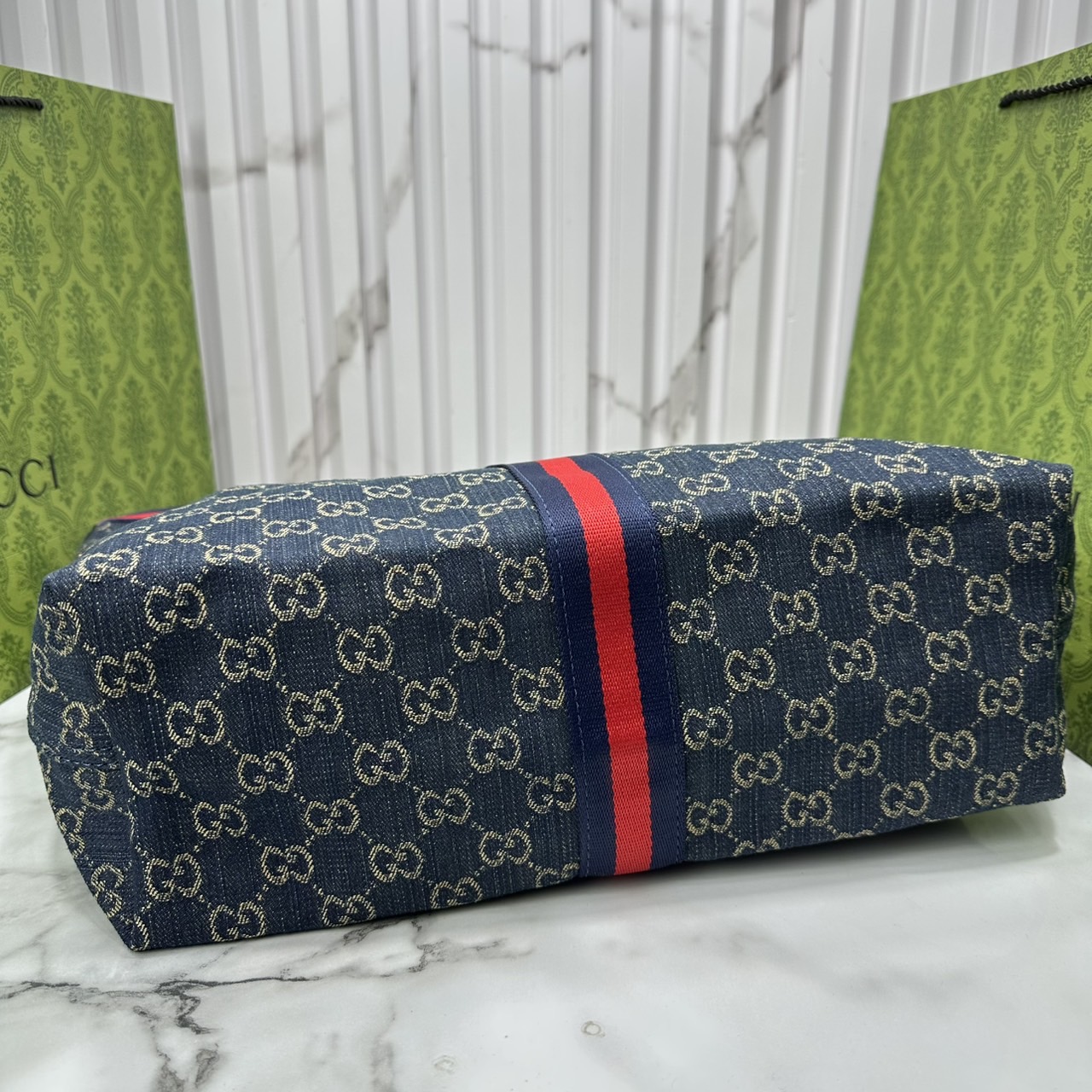 ORI หนังแท้ | Gucci Giglio Large tote bag / Monogram / Denim กระเป๋าทรงสะพายทรงโท้ทใบใหญ่ ดีไซน์ใหม่ล่าสุด สวยหรู่เท่มาก มาพร้อมใบเล็กเข้าเซ็ท พร้อมสายสะพายยาวเขียวแดงเป็นเอกลักษณ์ ภายในโล่งกว้าง จุของได้เยอะจุใจ