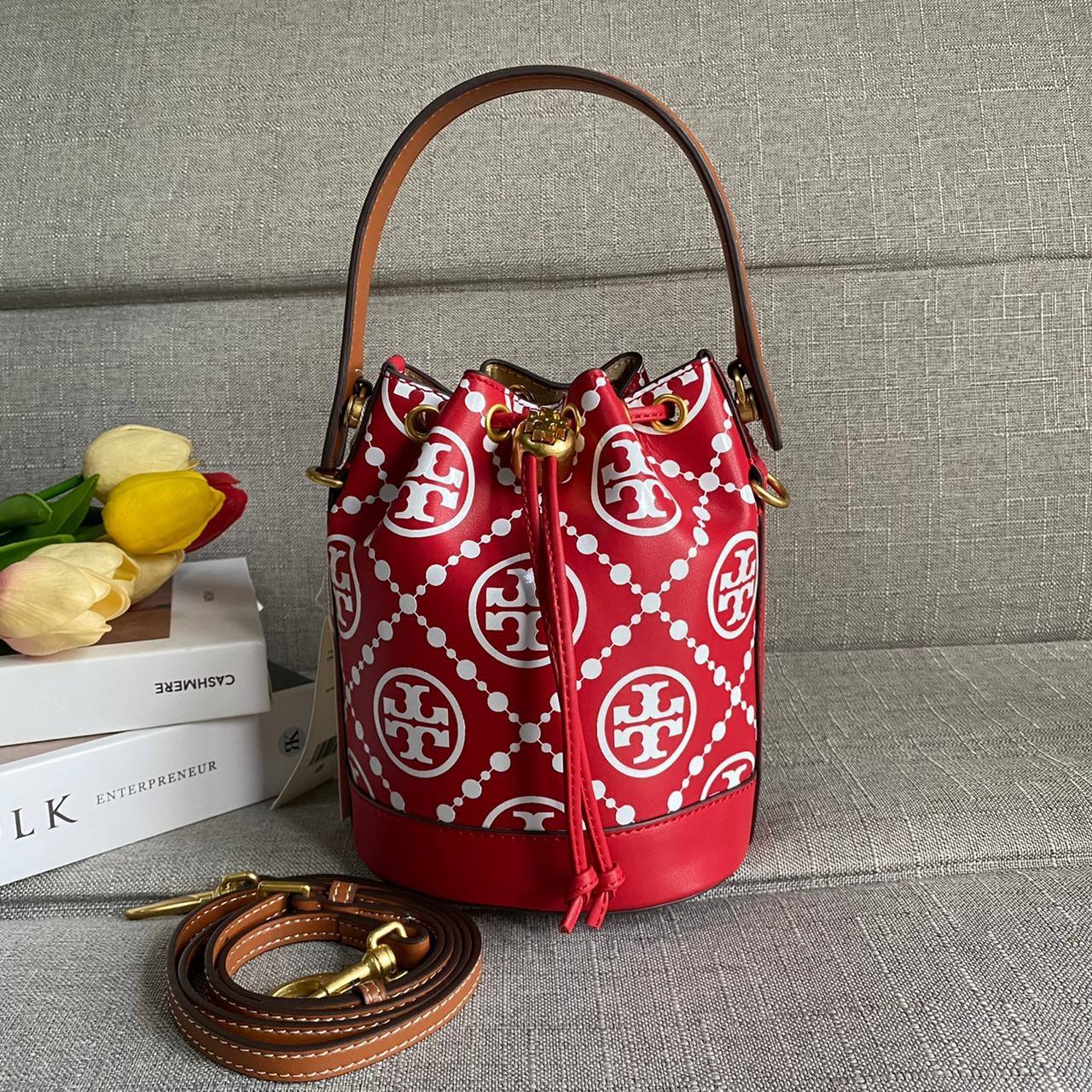 TORY BURCH T Monogram Embroidered Mini Bucket Bag ถูกหรือแพงต้องแดงไว้ก่อนเลยค่ะ ^^ กระเป๋าทรงบักเก็ตใบเล็กน่ารัก สุดหรูหรา ทรงสวย โด่ดเด่นลายพิมพ์ monogram วัสดุหนังอย่างดี เปิด-ปิดแบบหูรูด ล็อดด้วยปุ่ม อะไหล่ทองสวยงาม มาพร้อมสายยาว ปรับสายได้ ถอดสายได้ 