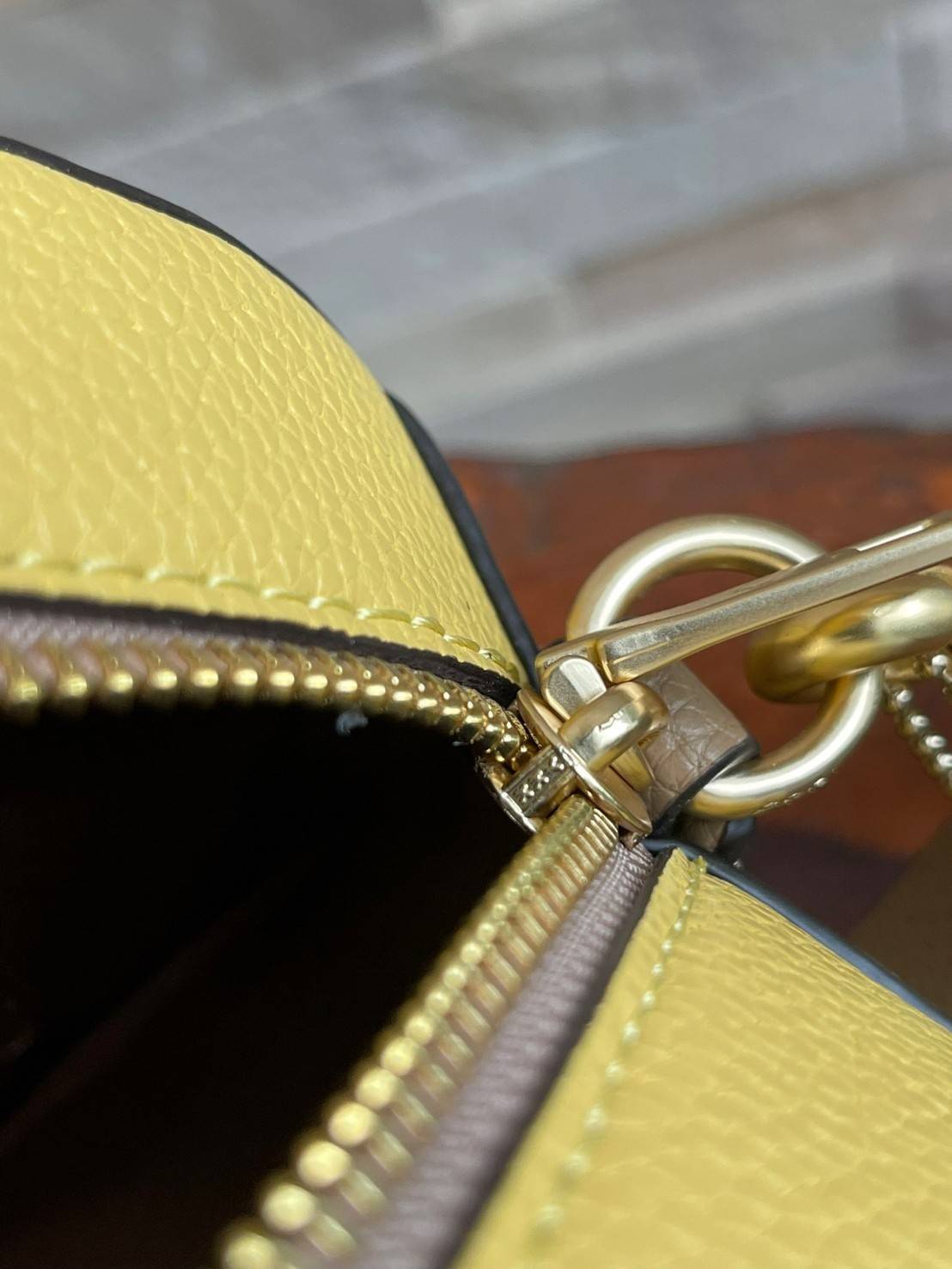 COACH CAMERA BAG IN COLORBLOCK WITH HORSE AND CARRIAGE (COACH C4164) กระเป๋าที่ดีไซน์ออกมาในทรงสะพายไหล่และทรง Camera คาดว่าเป็นรุ่นที่สาว ๆ เห็นแล้วจะต้องสะดุดตาเป็นพิเศษกับดีไซน์อันโดดเด่นที่ดูมีสไตล์ ไม่ว่าจะเป็นในวันสบาย ๆ หรือวันพิเศษก็สามารถนำไปมิกซ