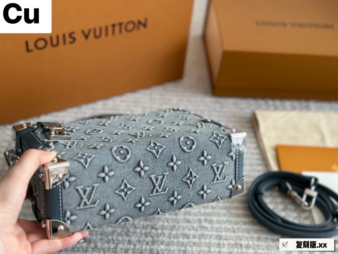 LV Side Trunk Monogram Denim Bag กระเป๋าสะพายทรงกล่องเดนิมซีดสไตล์วินเทจ ปั้มนูนโลโก้ลายโมโนแกรม ไอเท็มหรูหราย้อนยุค ผสมผสานความทันสมัย รูปทรงกล่องสัดส่วนสวยลงตัว